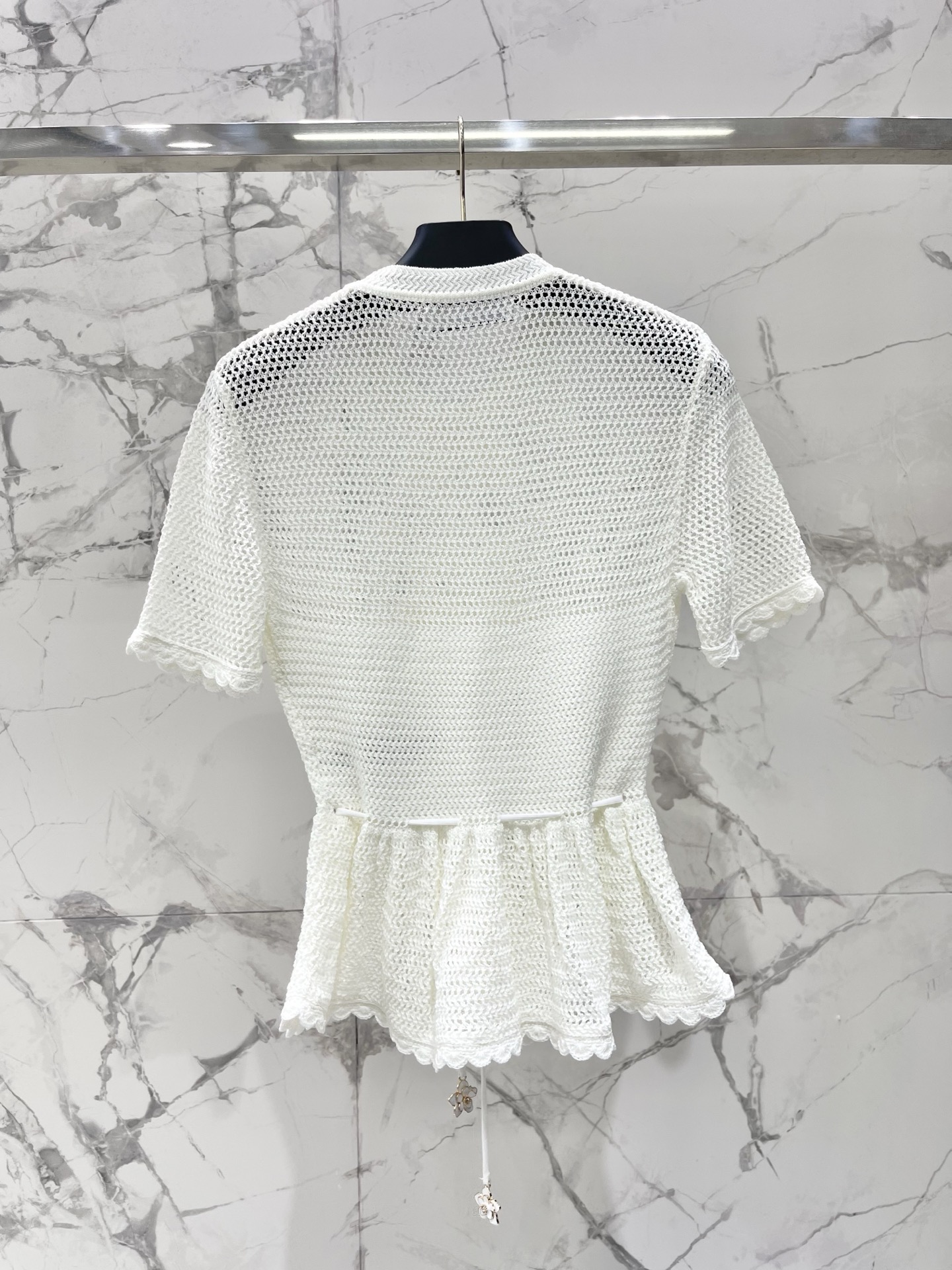 Топ женский в стиле Self-Portrait белого цвета с объёмным цветочным декором и жемчужными пуговицами