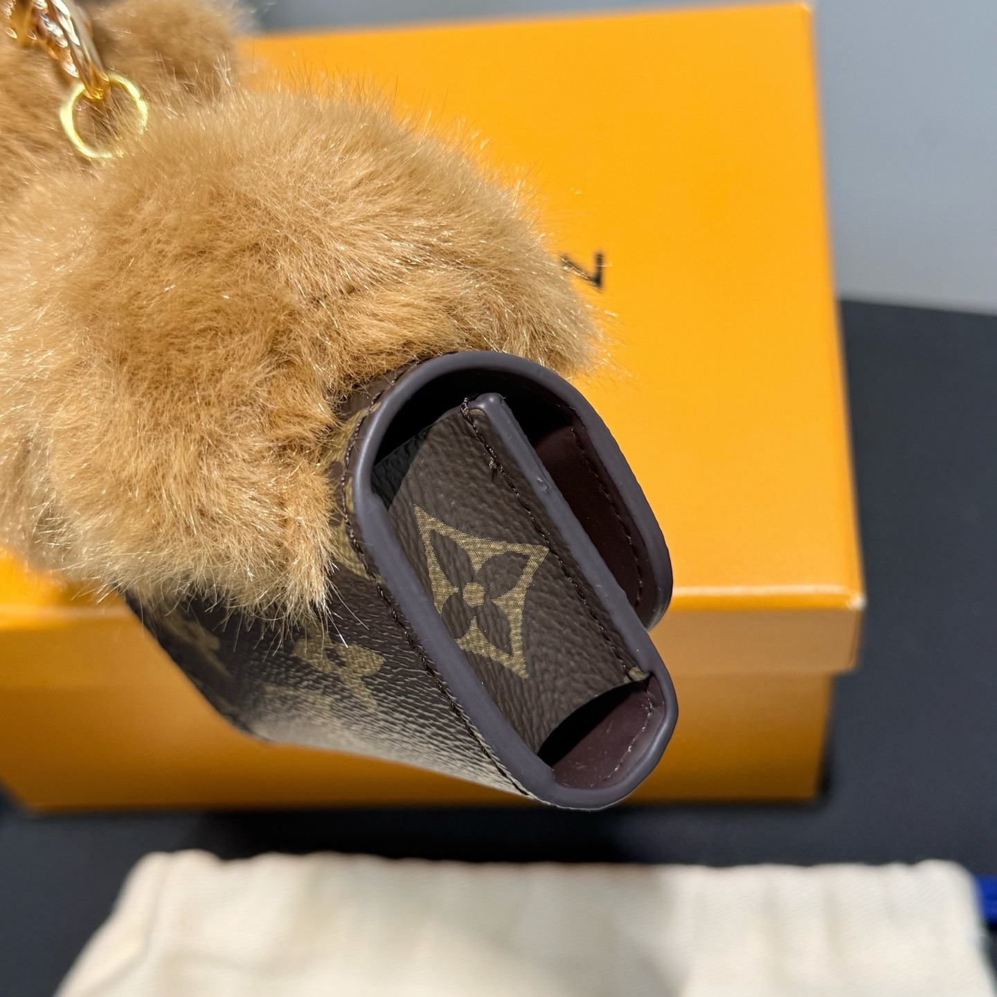 Брелок женский Louis Vuitton LV Cute Capybara коричневого цвета
