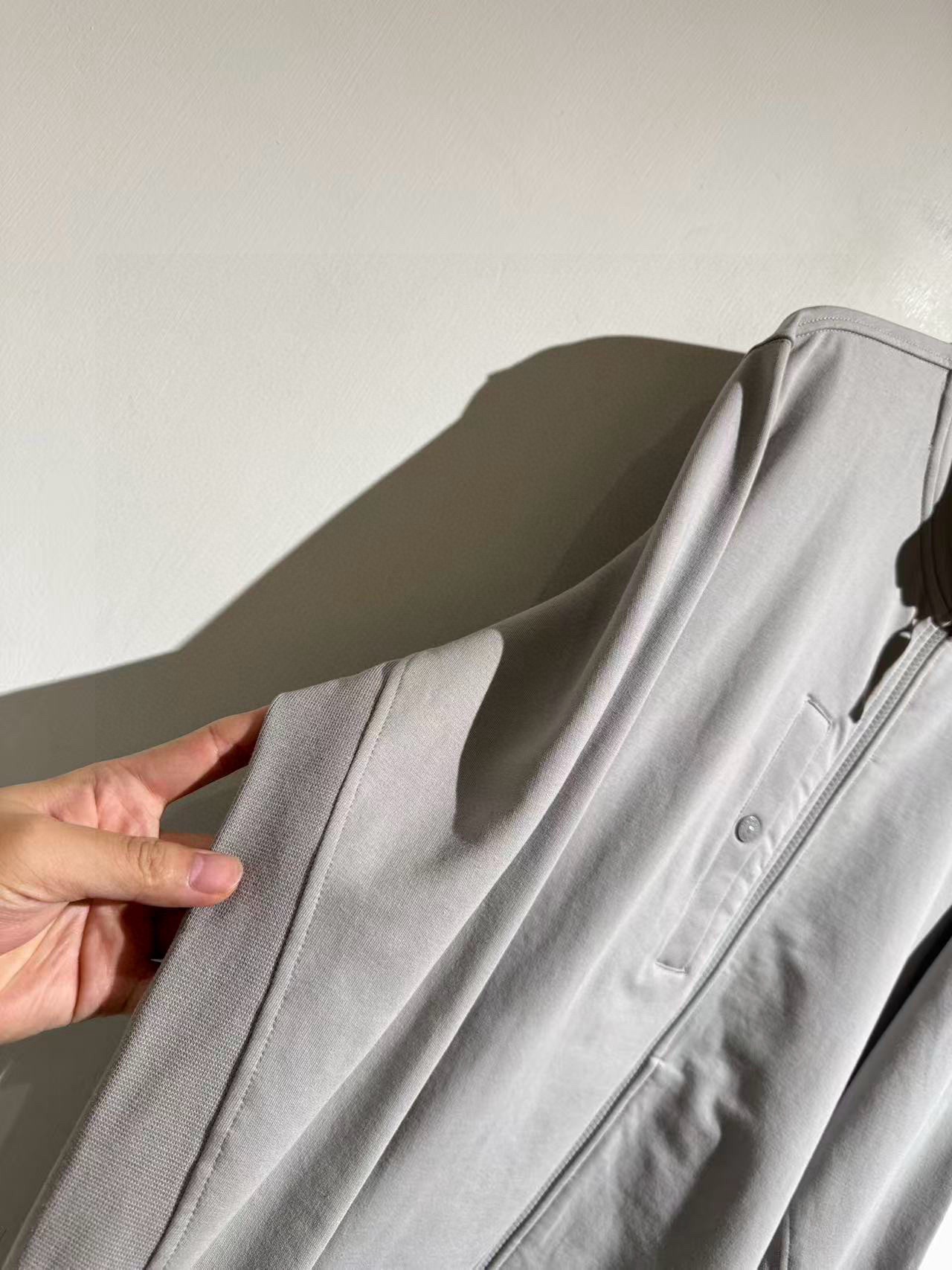 Куртка мужская Stone Island Ghost из хлопкового трикотажа белого цвета на молнии
