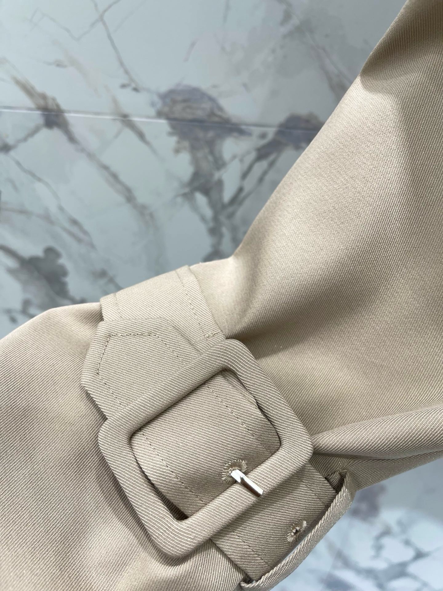 Тренч укороченный женский Balenciaga бежевого цвета