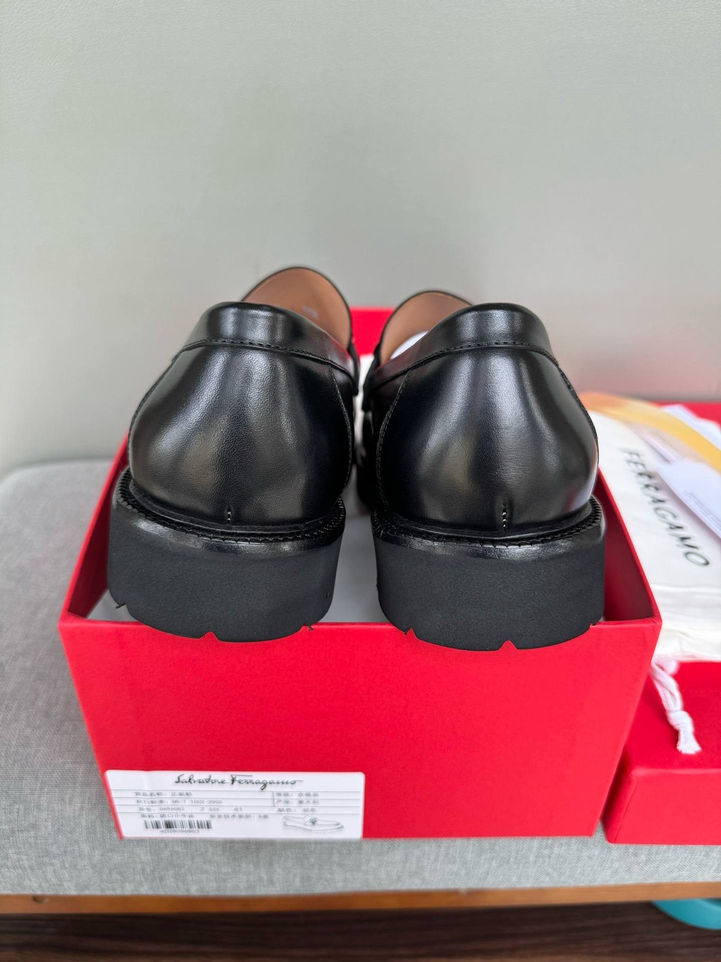 Лоферы мужские в стиле Salvatore Ferragamo с металлической пряжкой чёрного цвета