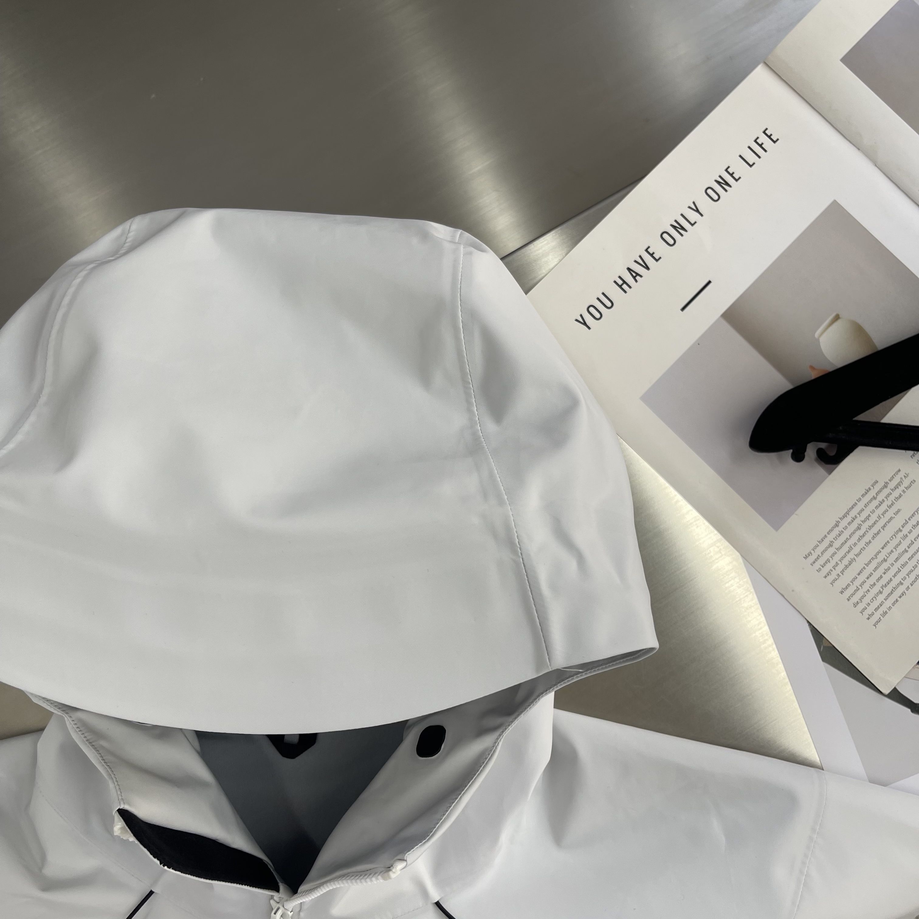 Куртка унисекс в стиле Arc'teryx Alpha SV с капюшоном белого цвета