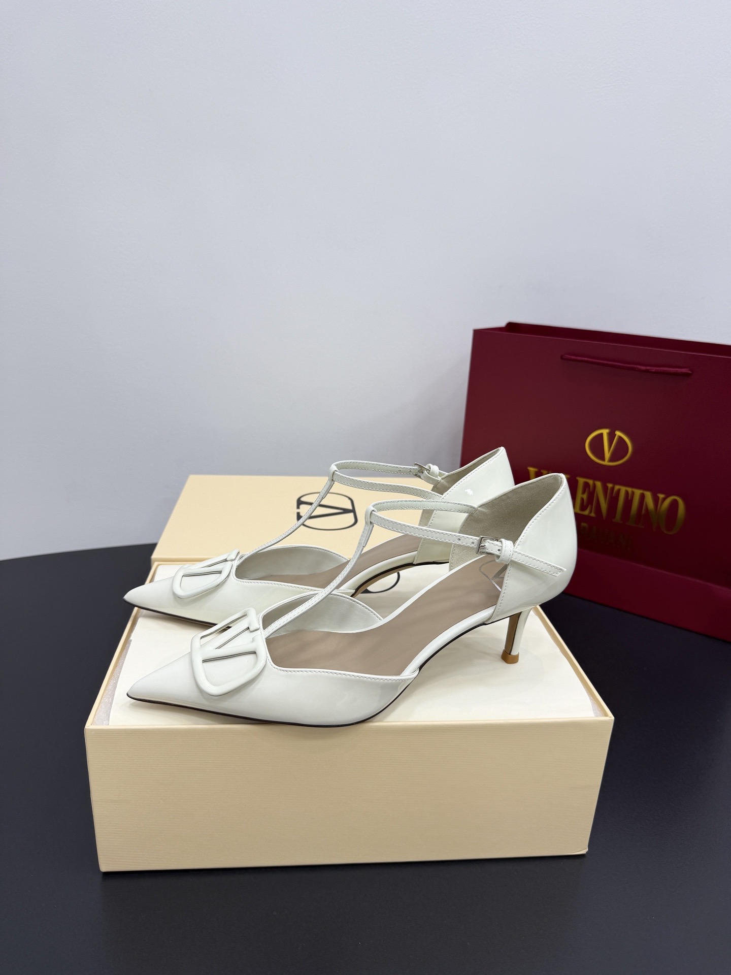 Туфли женские в стиле Valentino VLogo из лаковой натуральной кожи белого цвета