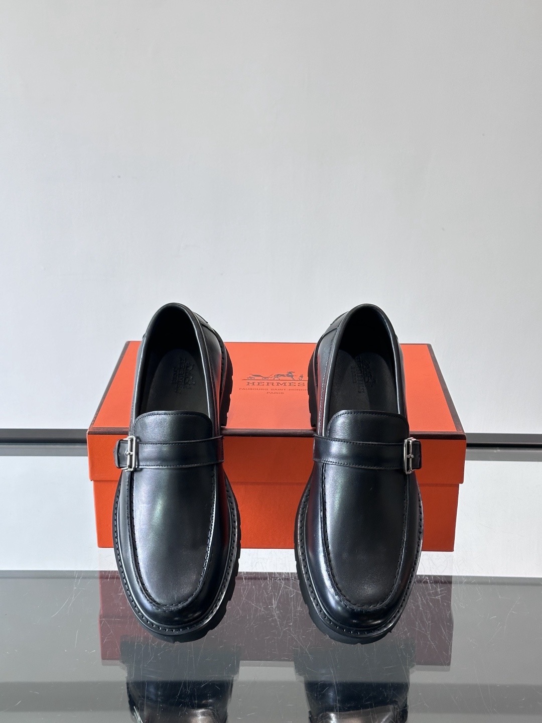 Лоферы мужские в стиле Hermes с пряжкой из натуральной кожи черного цвета