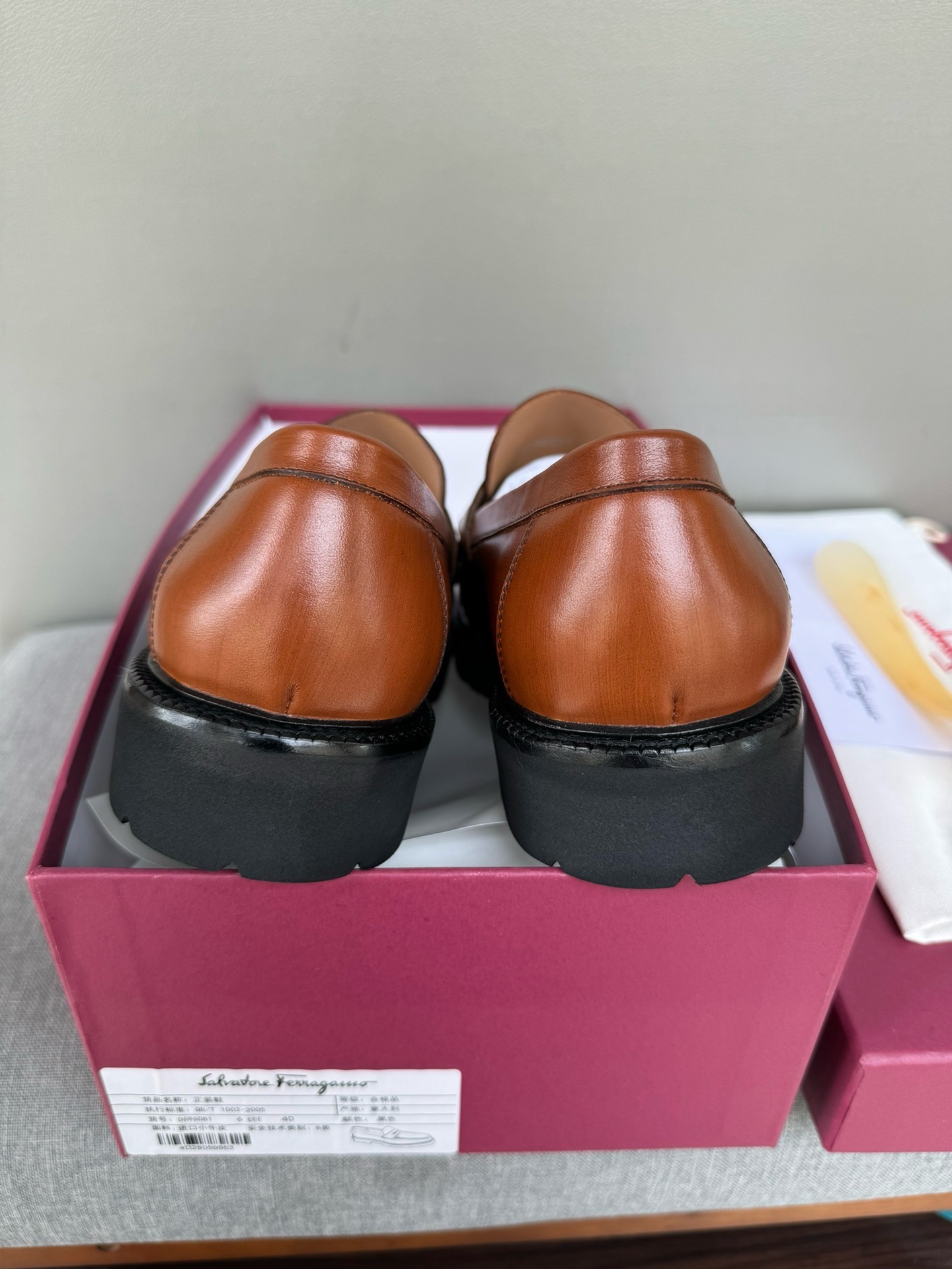 Лоферы мужские в стиле Salvatore Ferragamo из натуральной кожи коричневого цвета