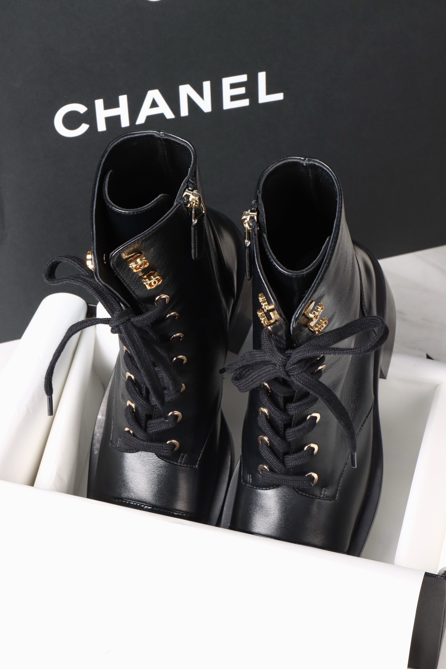 Ботинки женские Chanel чёрного цвета