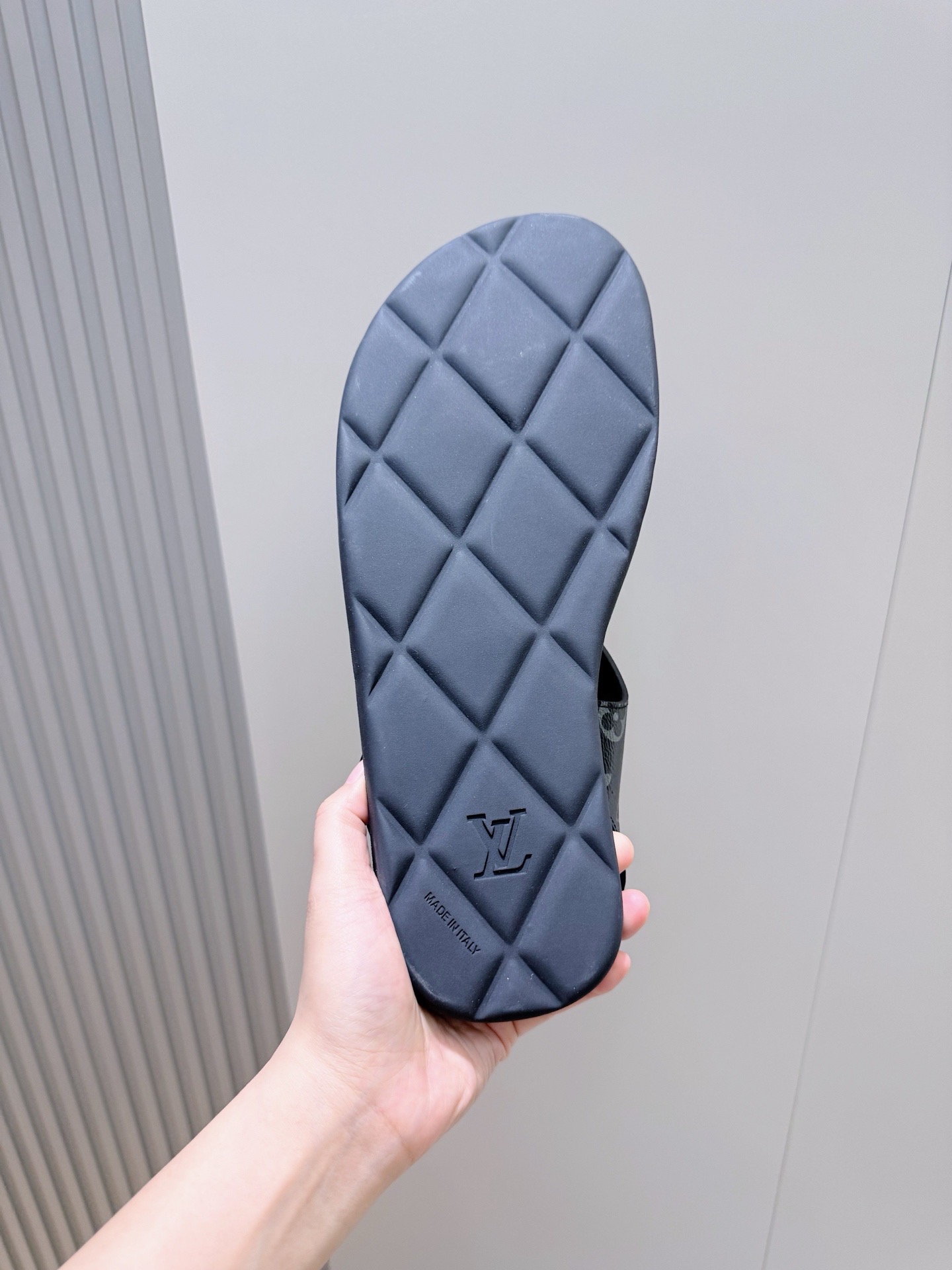 Сандалии мужские Louis Vuitton с монограммой чёрного цвета