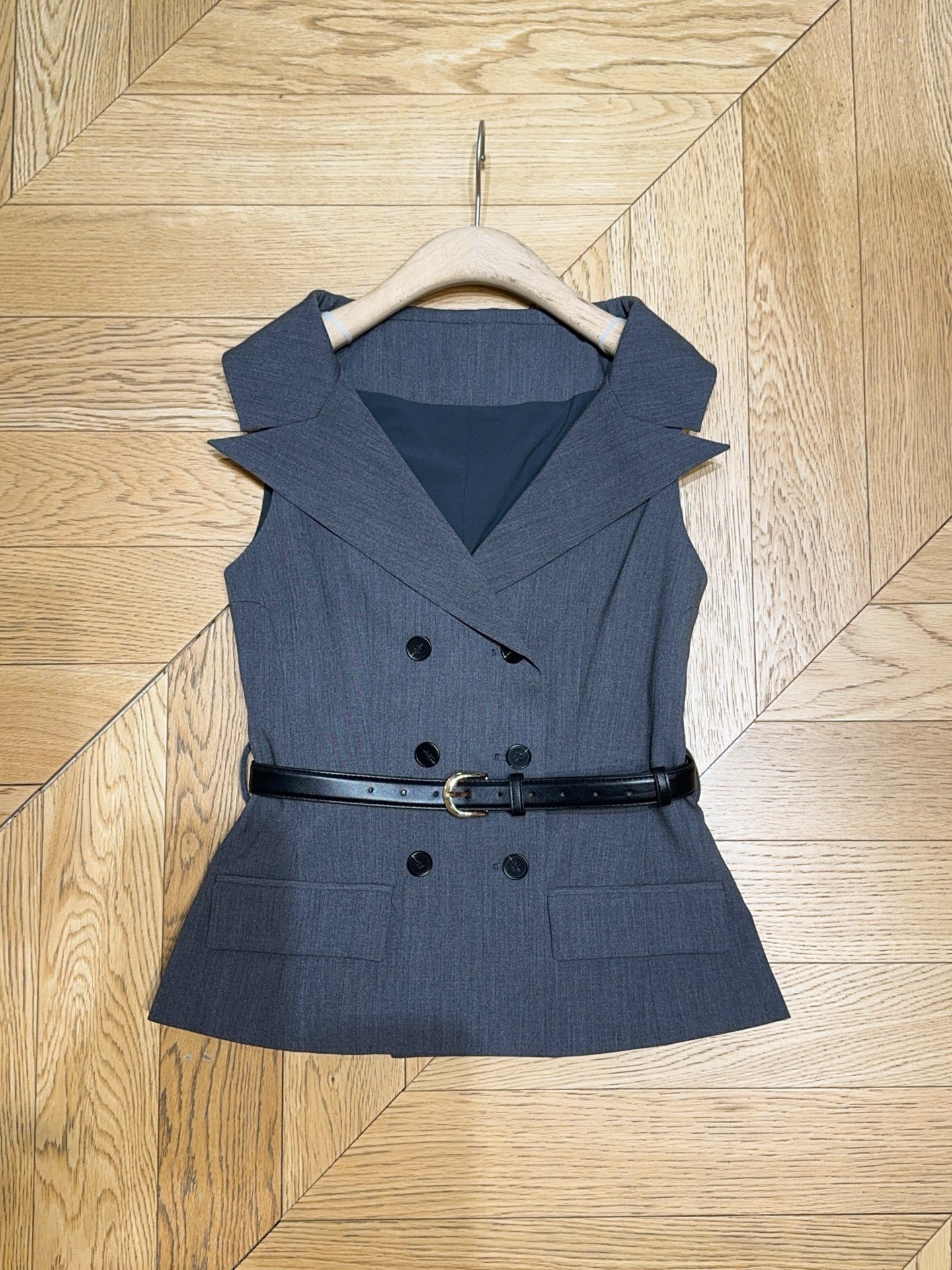 Жилет женский в стиле Self-Portrait  серого цвета двубортный с поясом