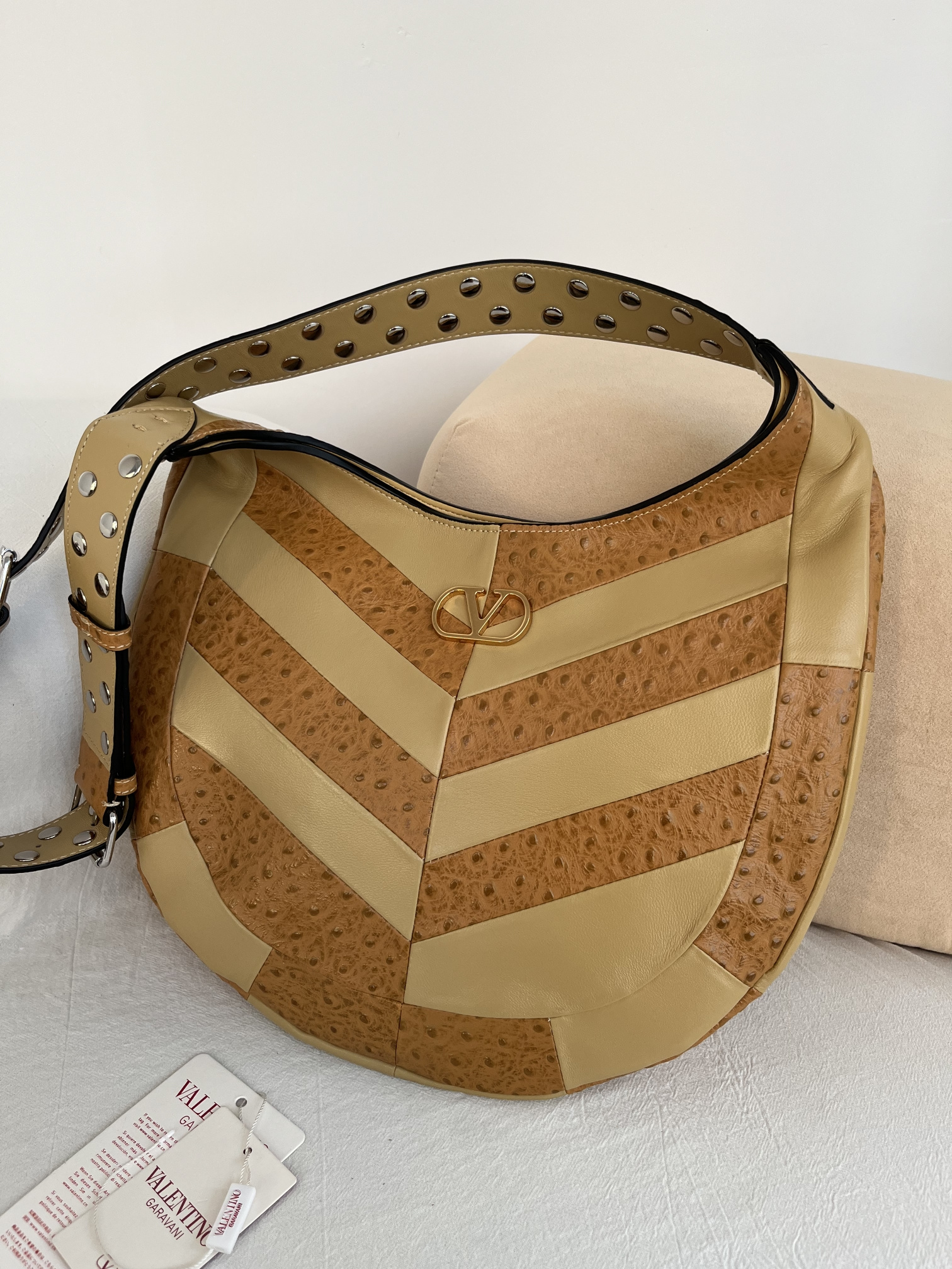 Сумка женская в стиле Valentino Garavani Hoboho Hobo бежево-карамельного с фактурной отделкой(35 cм)