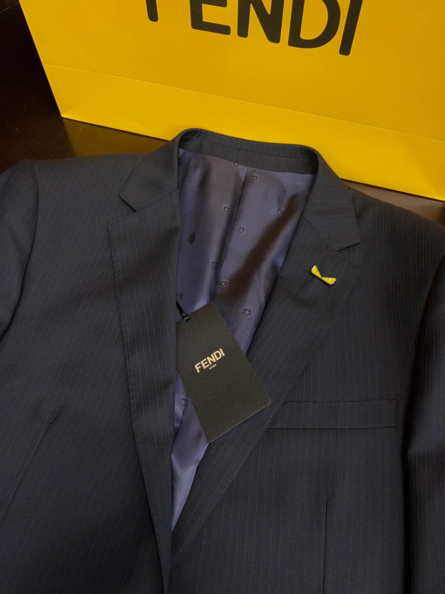 Костюм мужской в стиле Fendi тёмно-серого цвета с классическим силуэтом
