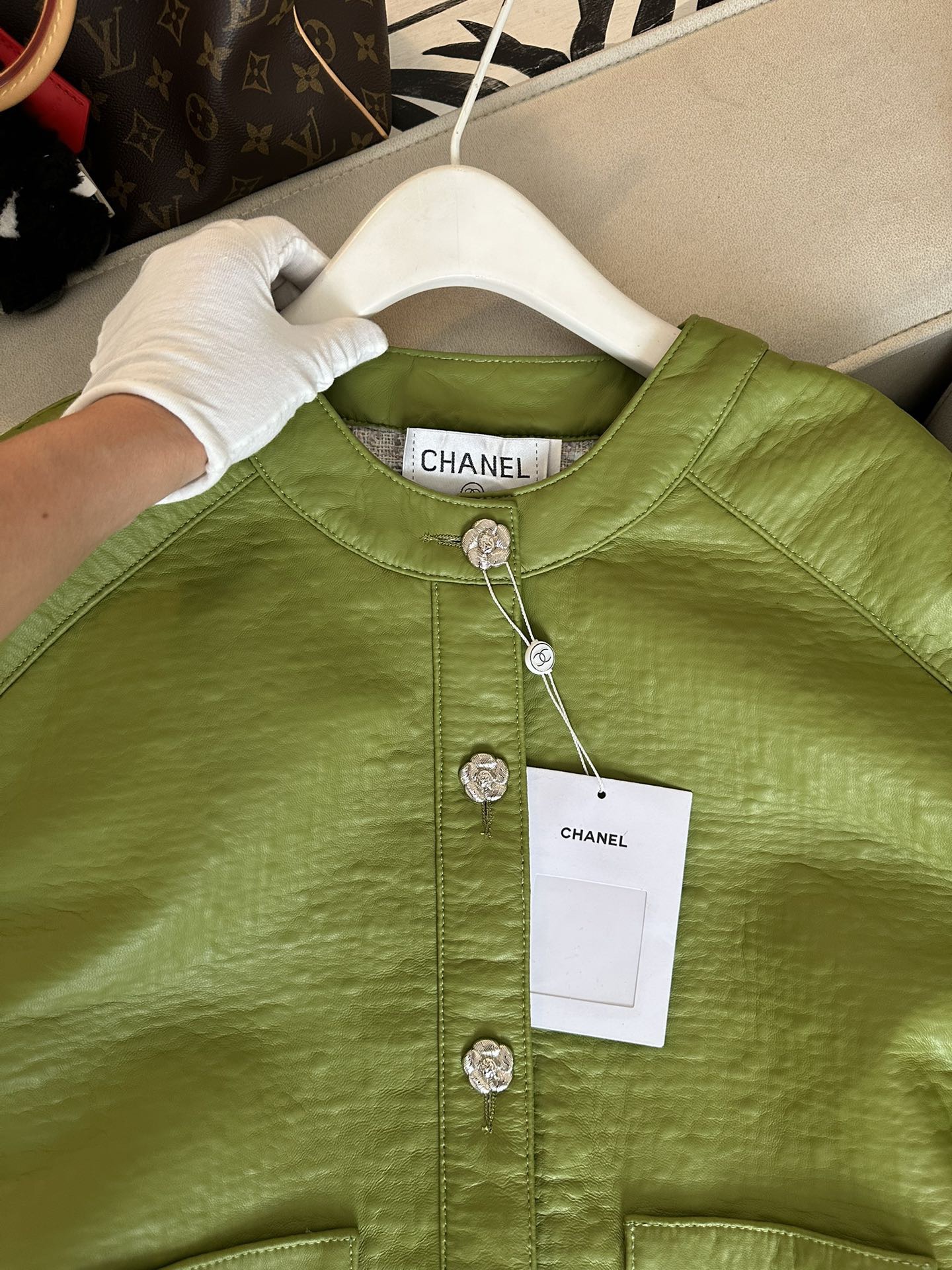 Куртка женская в стиле Chanel из натуральной кожи зелёного цвета укороченная с декоративными пуговицами