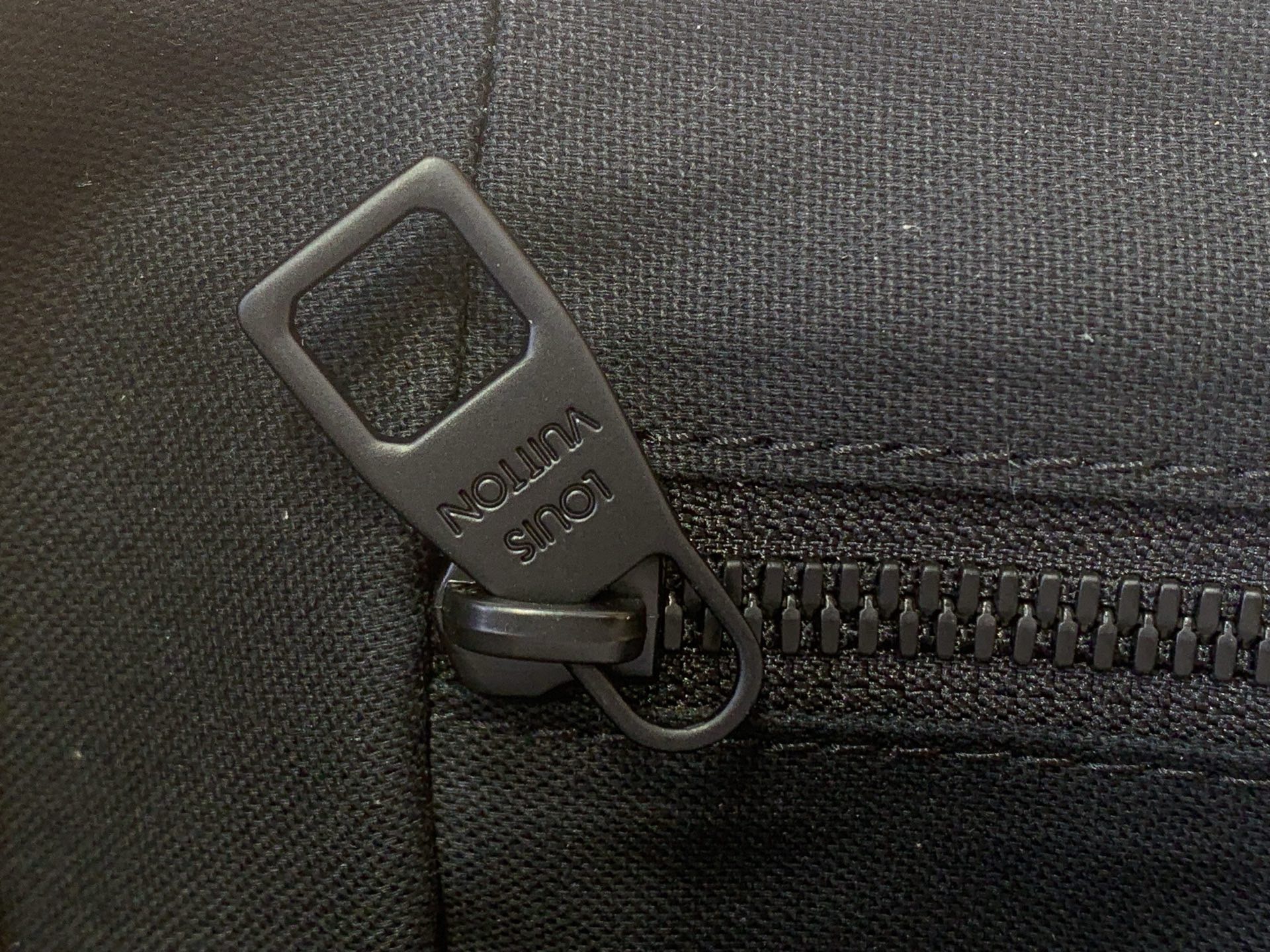 Сумка унисекс в стиле Louis Vuitton Christopher Messenger чёрная Empreinte