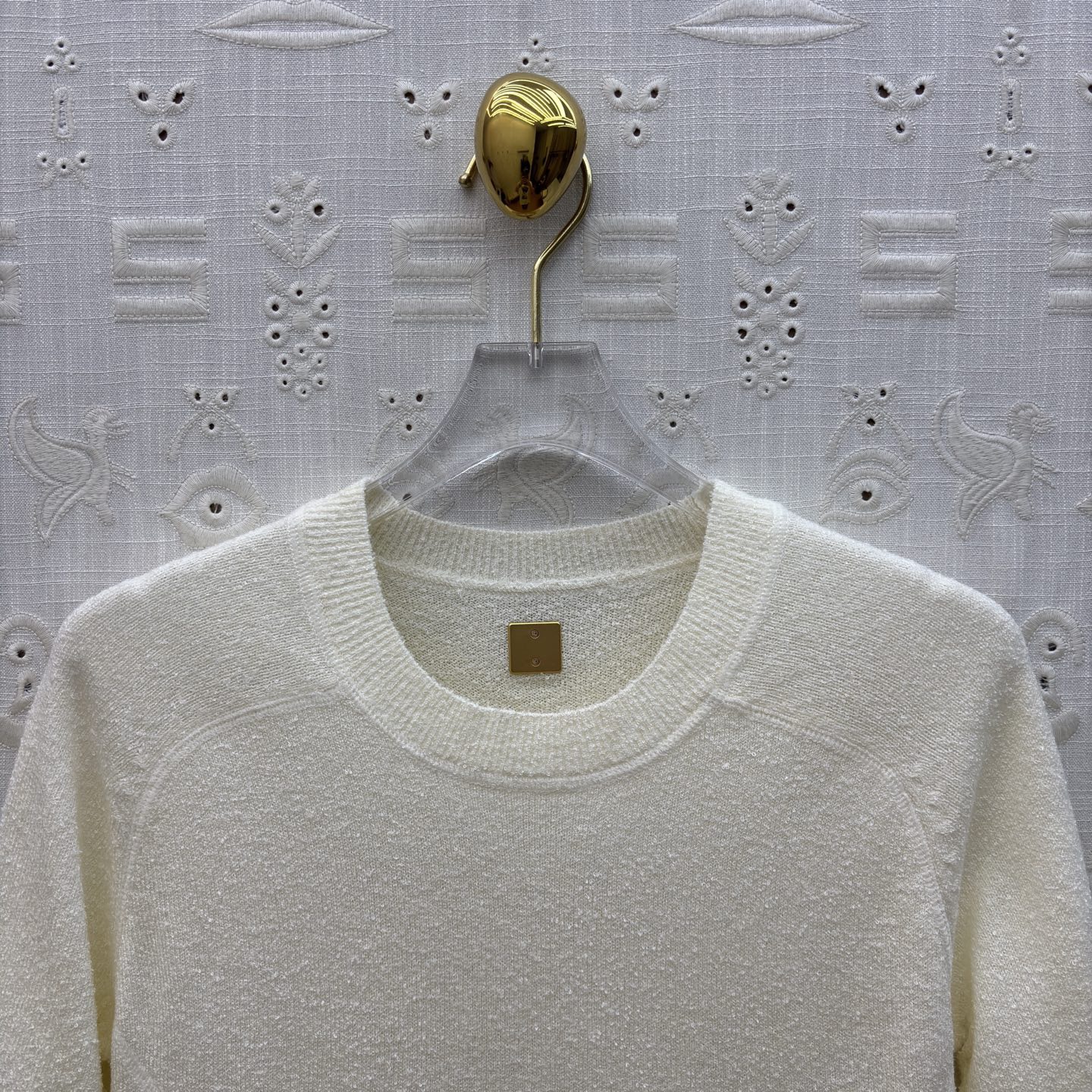 Футболка женская в стиле Schiaparelli молочного цвета с контрастной отделкой швов