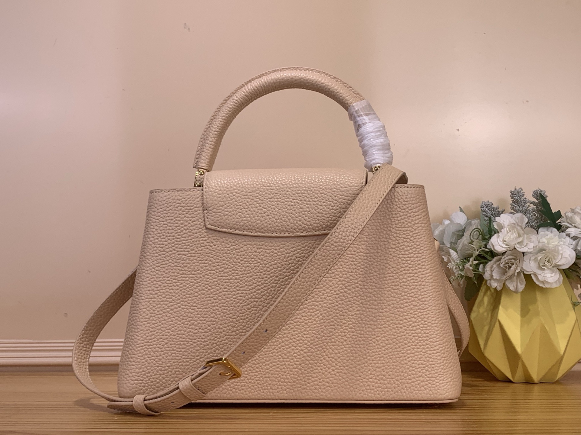 Сумка женская в стиле Louis Vuitton Capucines MM Confetti с декоративной цепочкой