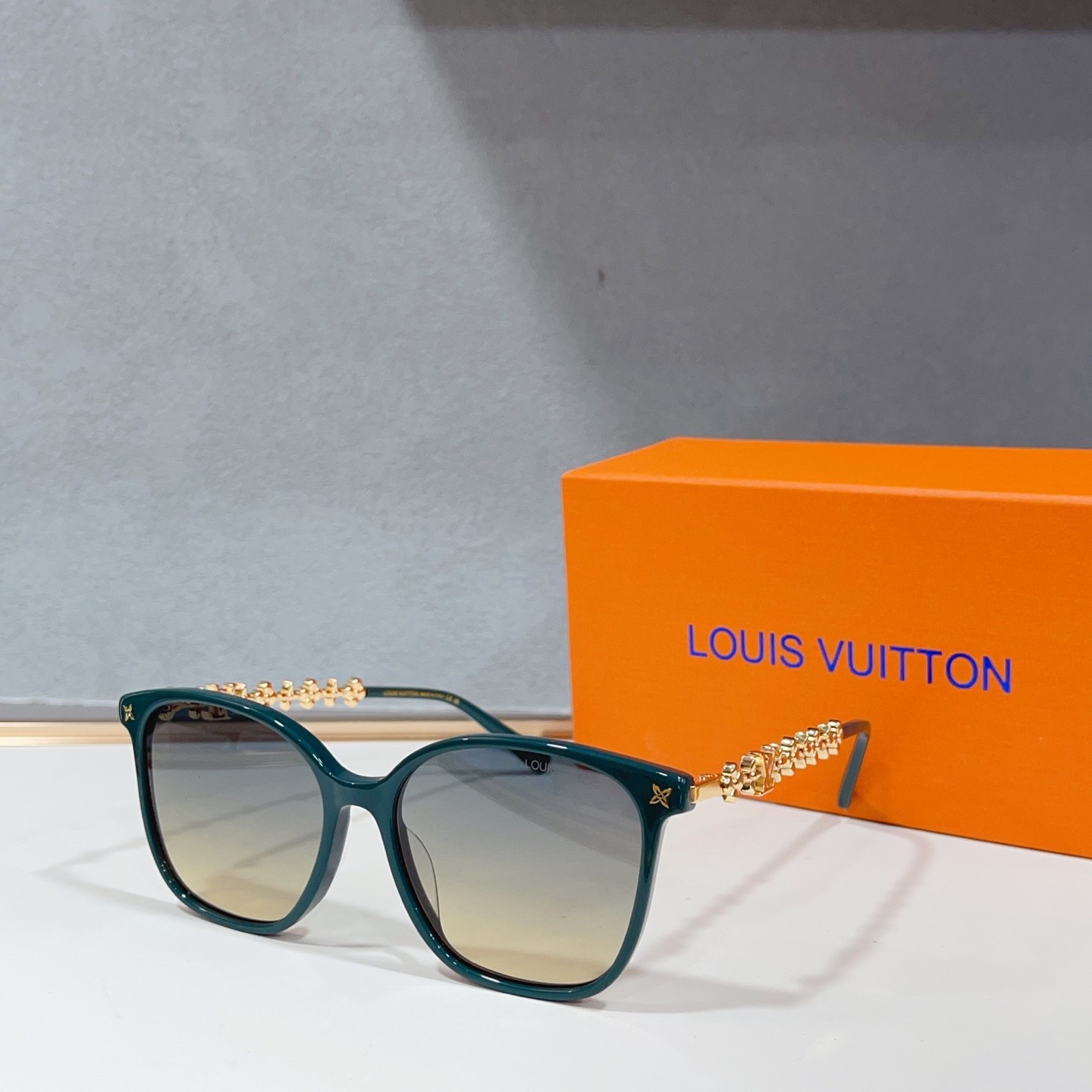 Очки солнцезащитные женские Louis Vuitton