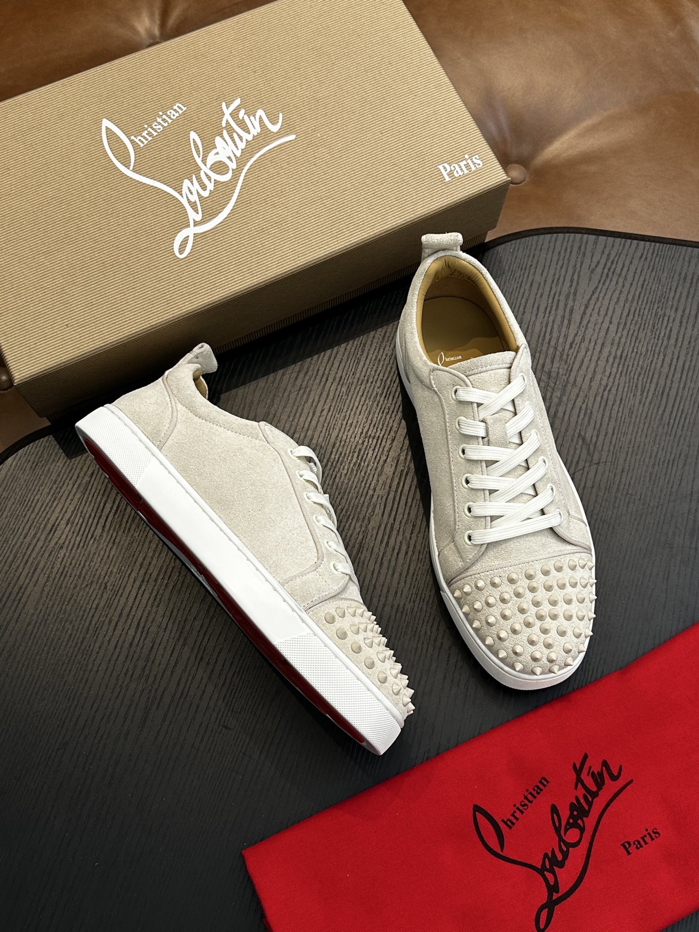 Кроссовки мужские в стиле Christian Louboutin молочно-белого цвета с шипами и белой подошвой