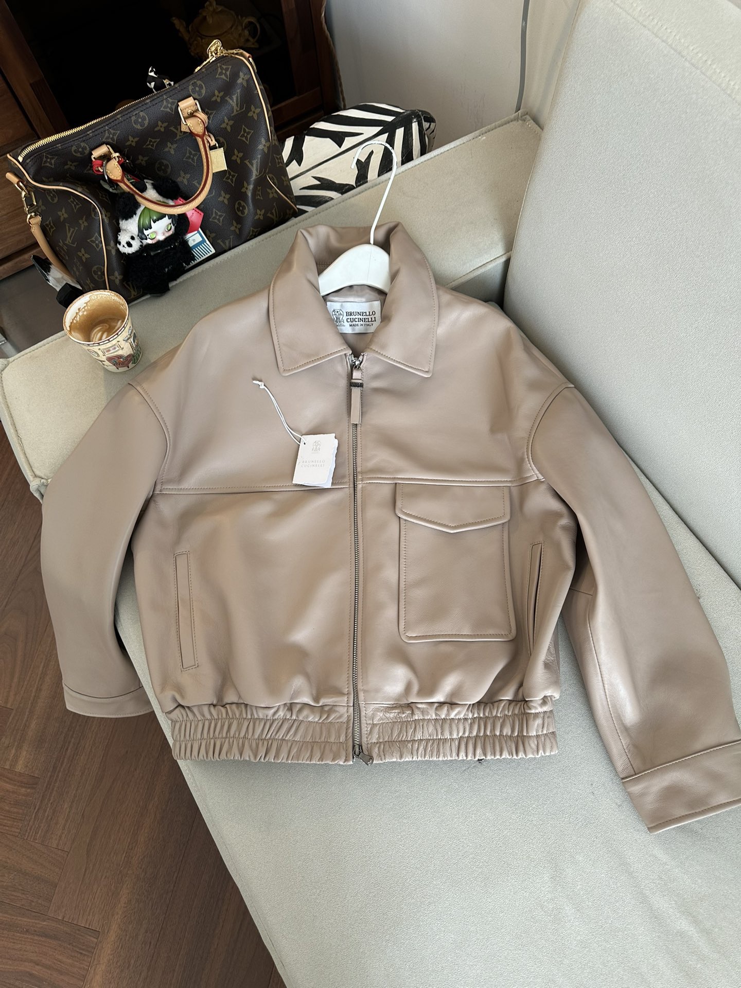 Куртка женская в стиле Brunello Cucinelli из натуральной кожи бежевого цвета укороченная с эластичным поясом