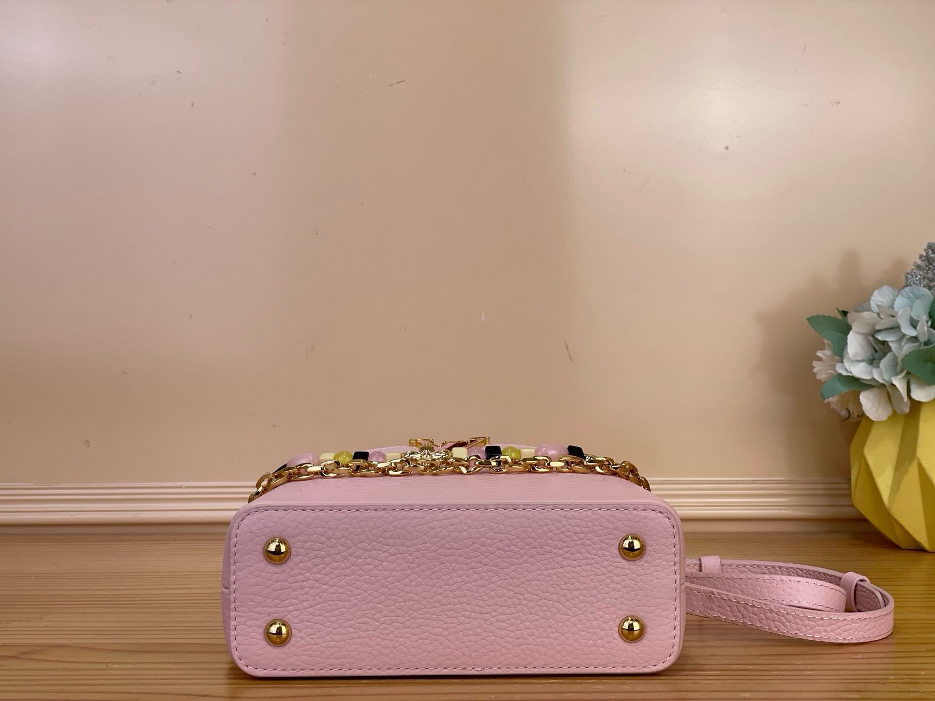 Сумка женская Louis Vuitton Capucines Mini розового цвета