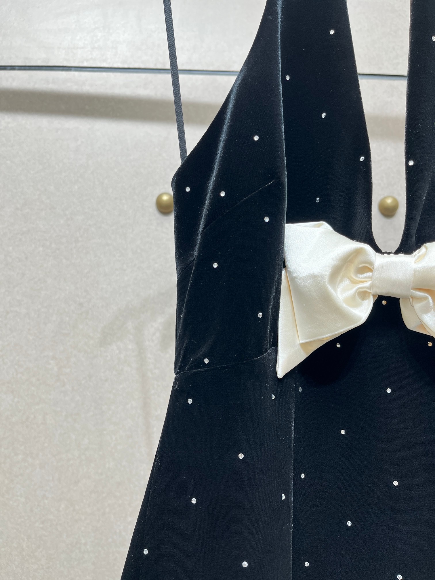 Платье женское из эластичного текстиля чёрного цвета с декором из кристаллов и бантом