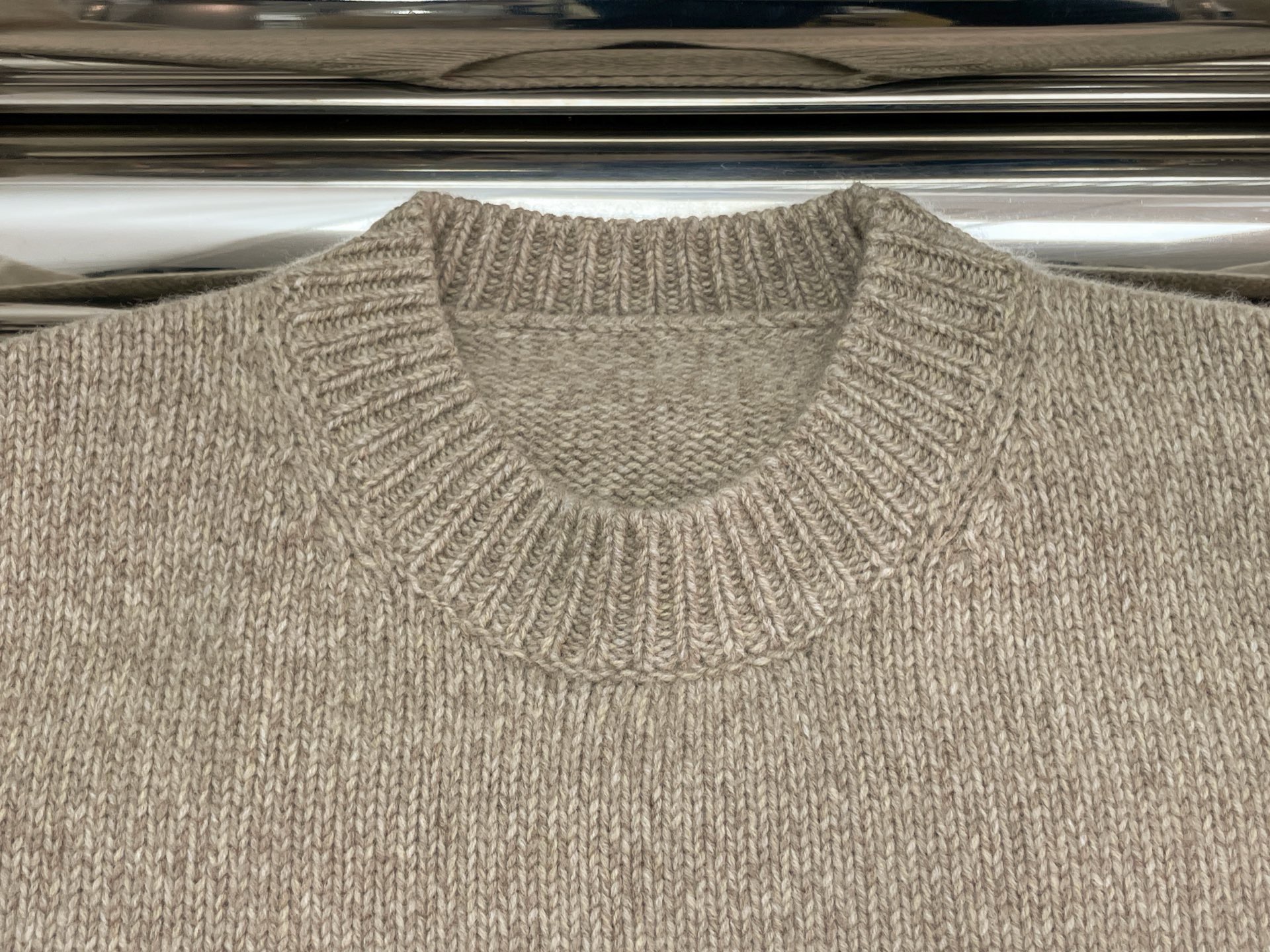 Свитер женский в стиле The Row из шерсти и кашемира бежевого цвета