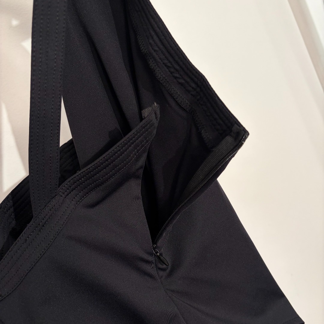 Купальник женский в стиле Versace слитный чёрного цвета с декоративной фурнитурой