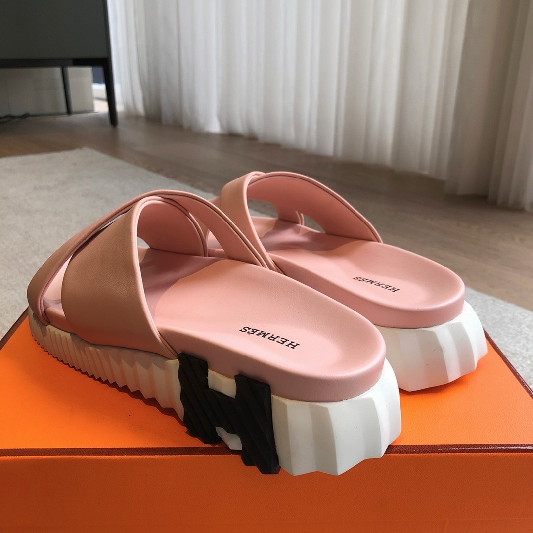 Шлёпанцы Hermès Eclair пудрово-розового цвета с перекрёстными ремешками