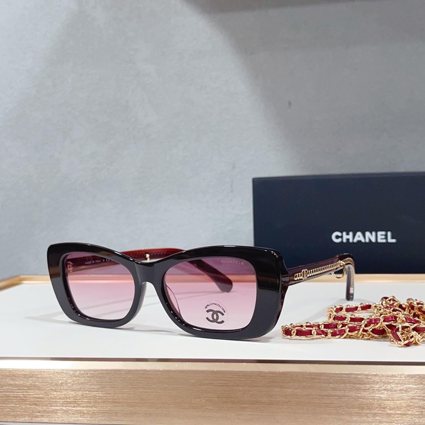 Очки солнцезащитные женские в стиле Chanel CH5553 с цепочкой