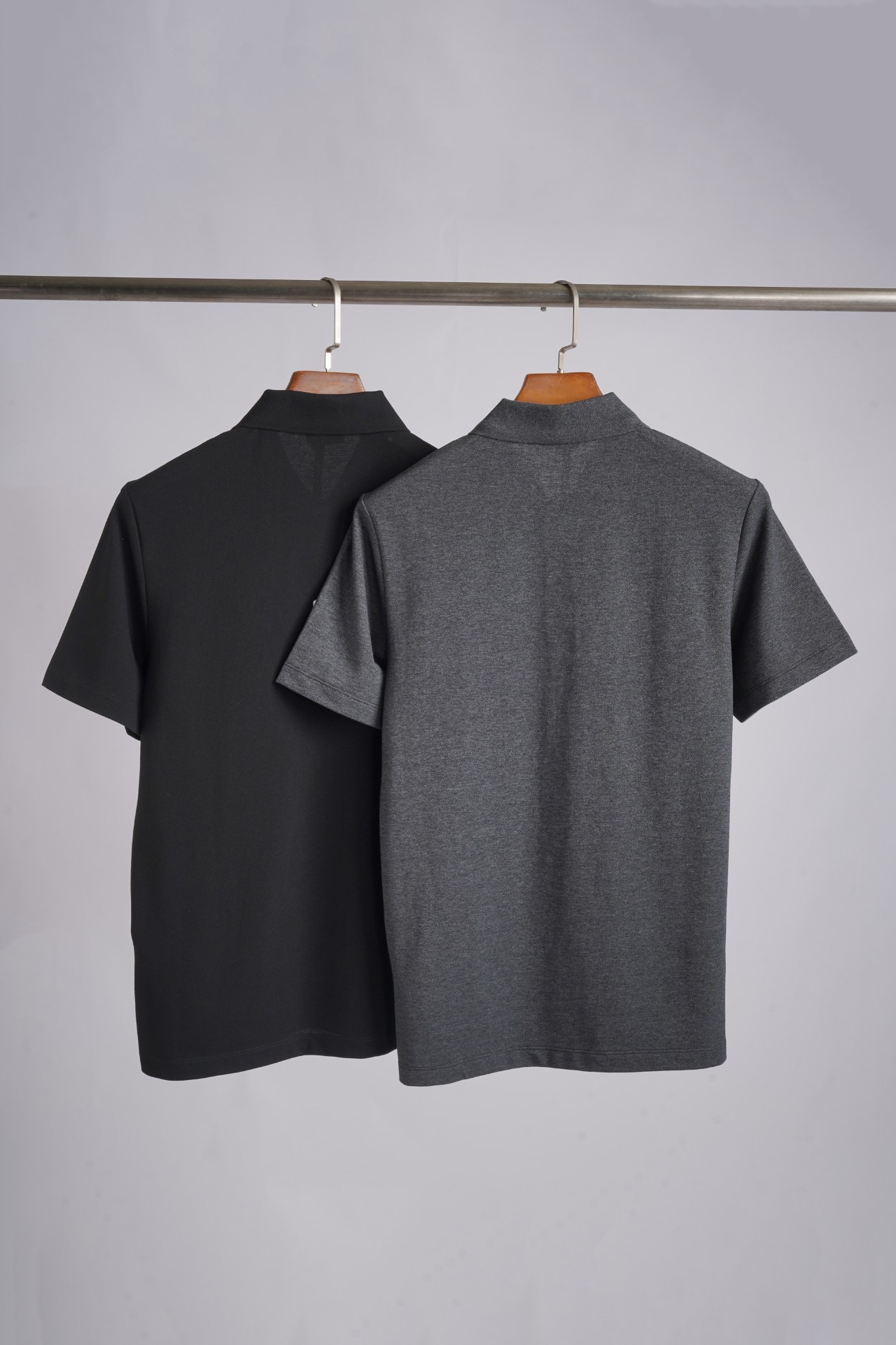 Поло унисекс в стиле Moncler из натурального хлопка тёмно-серого цвета с логотипом