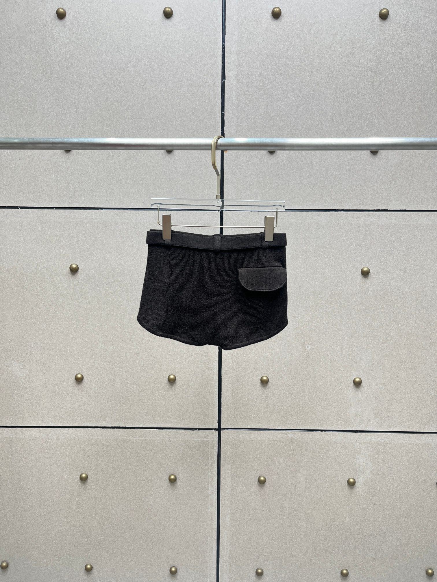 Шорты трикотажные женские в стиле Magda Butrym из шерстяного трикотажа чёрного цвета с ремнём