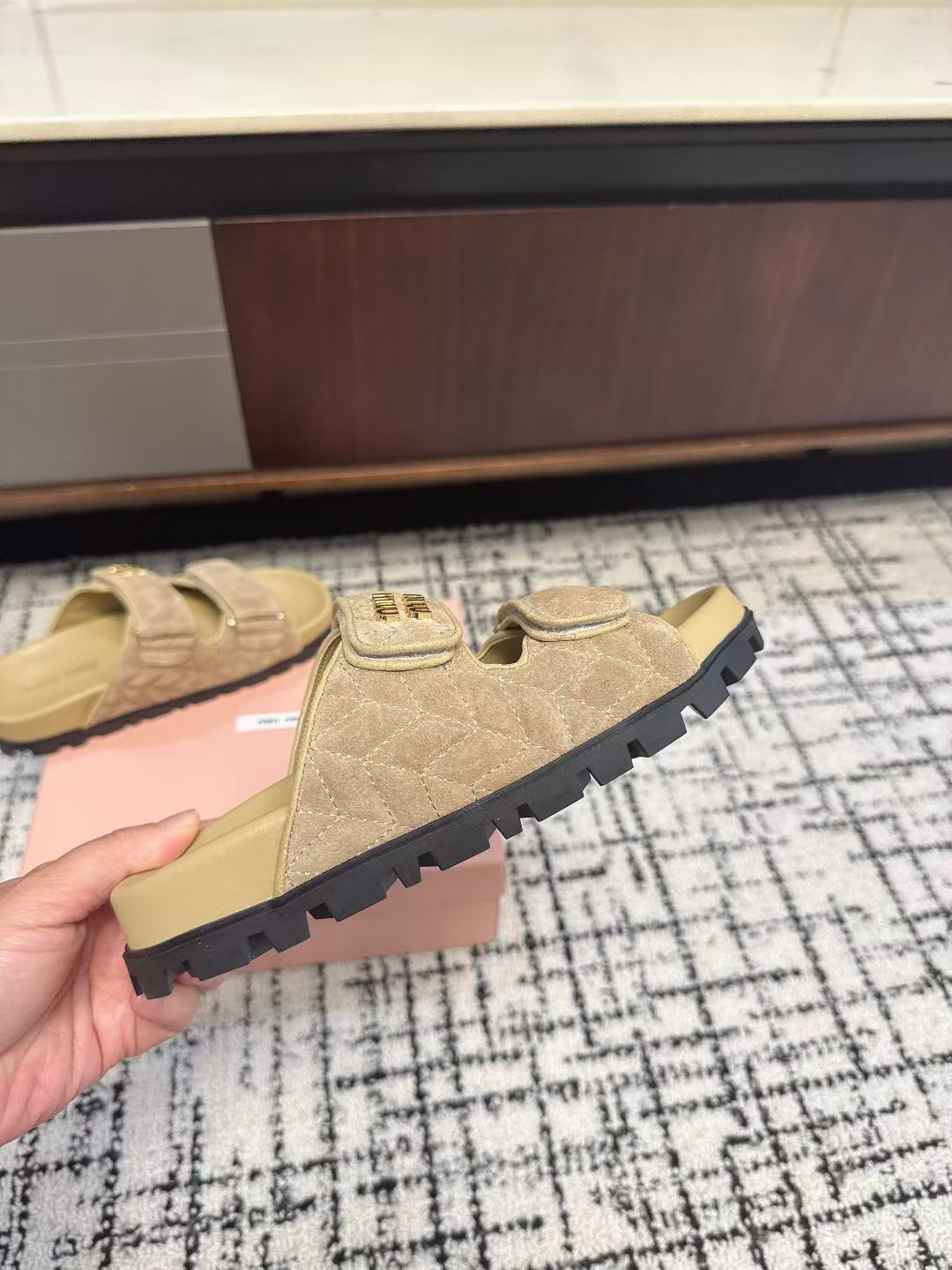 Шлёпанцы женские в стиле Miu Miu бежевого цвета