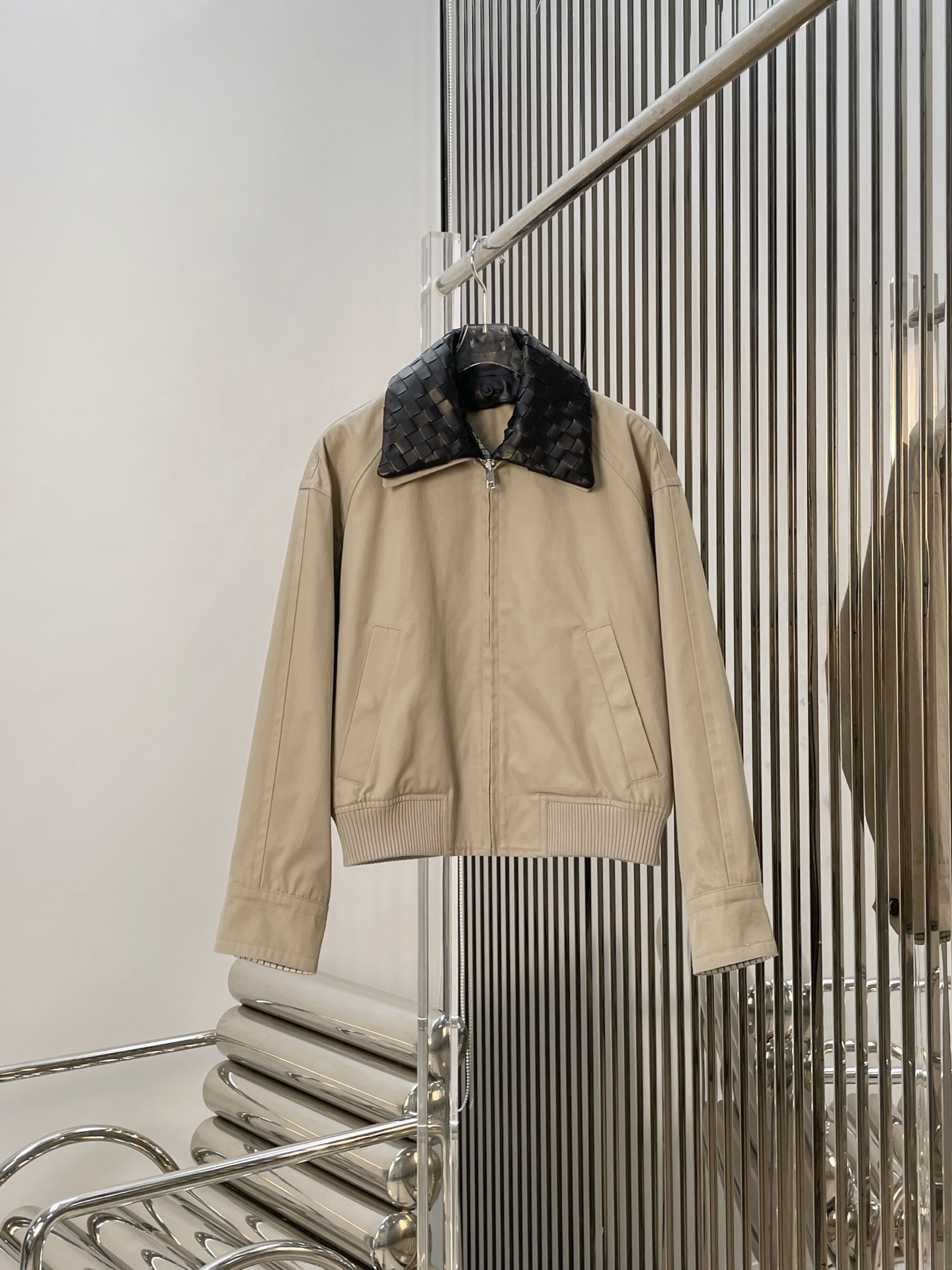 Куртка мужская в стиле Bottega Veneta бежевого цвета со съёмным кожаным воротником