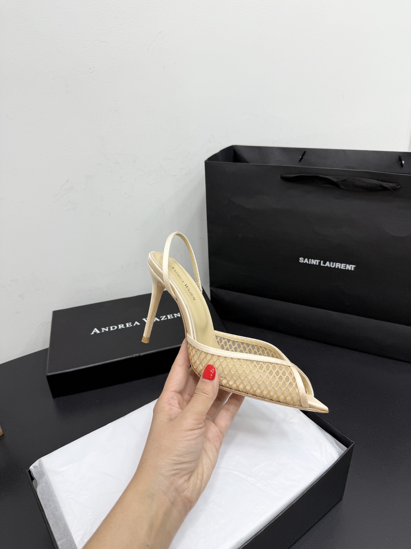 Туфли женские в стиле Andrea Wazen бежевого цвета