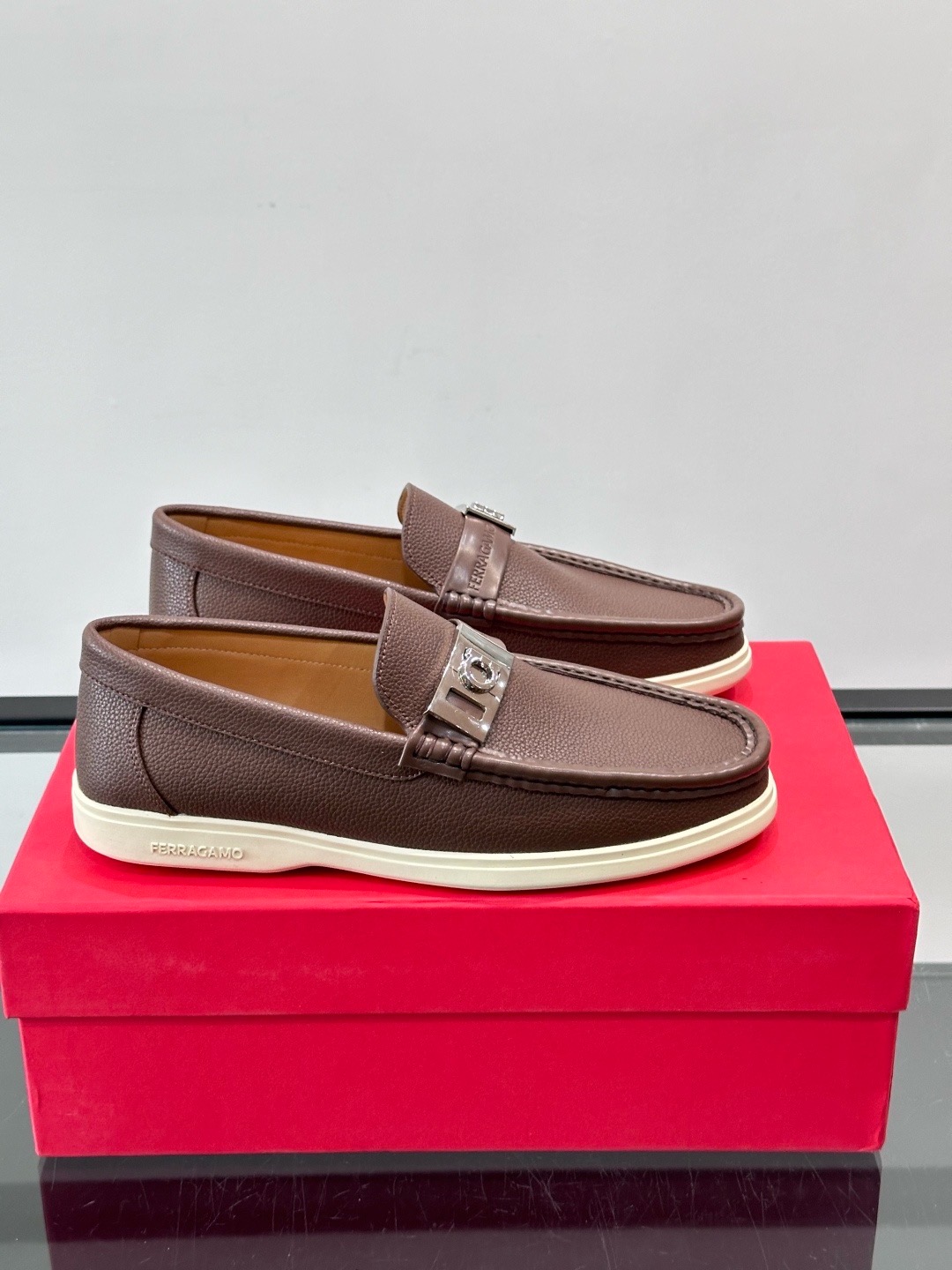 Лоферы мужские в стиле Ferragamo Gancini коричневого цвета на белой подошве