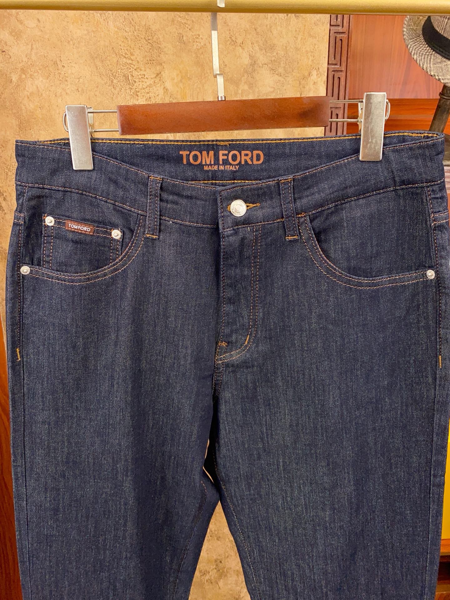 Джинсы мужские в стиле Tom Ford из тёмно-синего денима с кожаным патчем