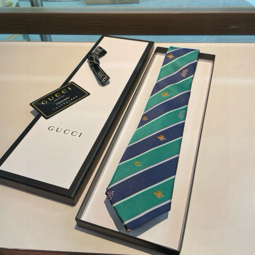 Галстук мужской в стиле Gucci  зелёно-синего цвета с диагональными полосами и вышивкой пчёл