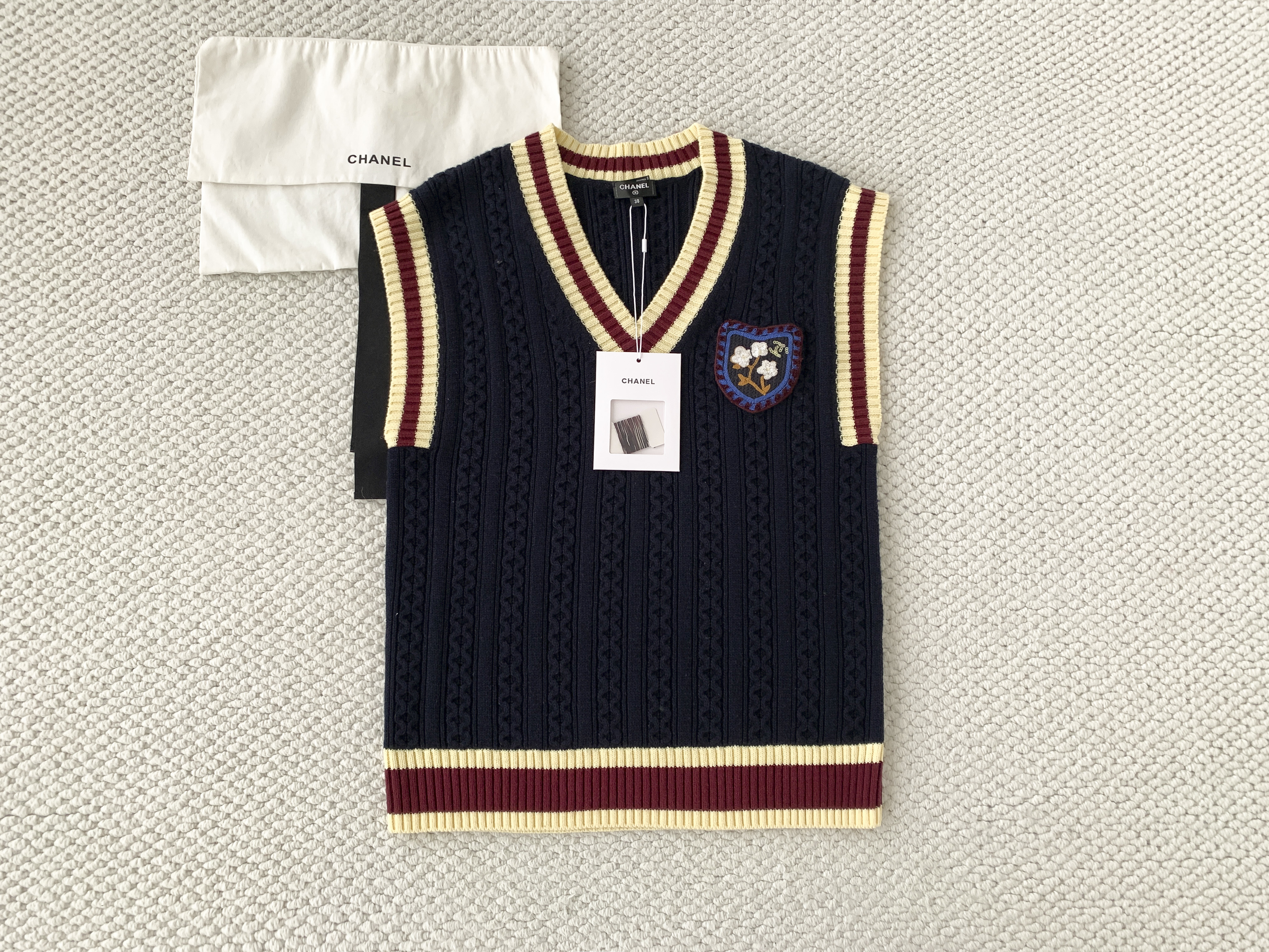 Жилет женский в стиле Chanel тёмно-синего цвета с контрастной отделкой