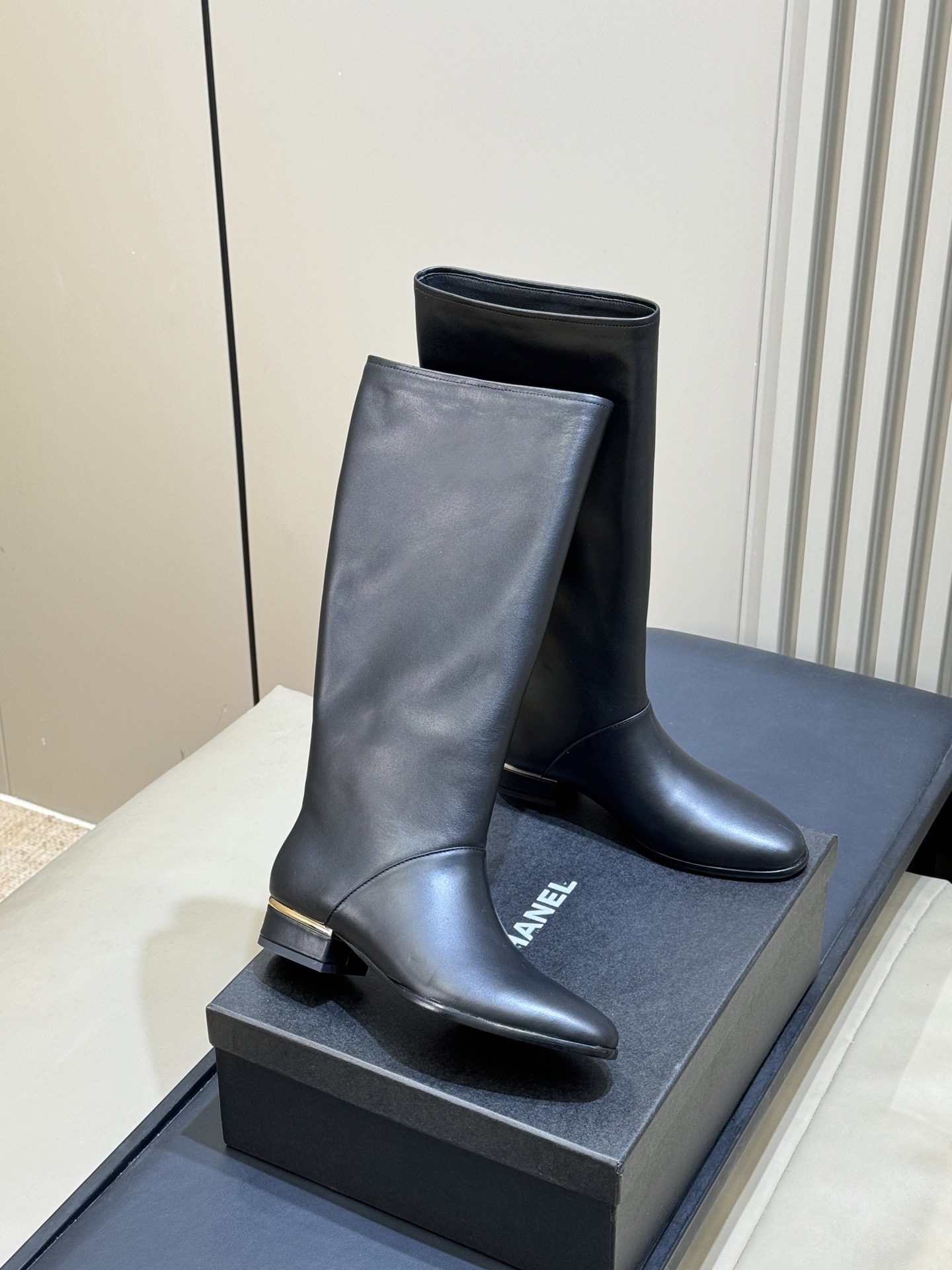 Сапоги женские Chanel Métiers d’art High Boots черного цвета