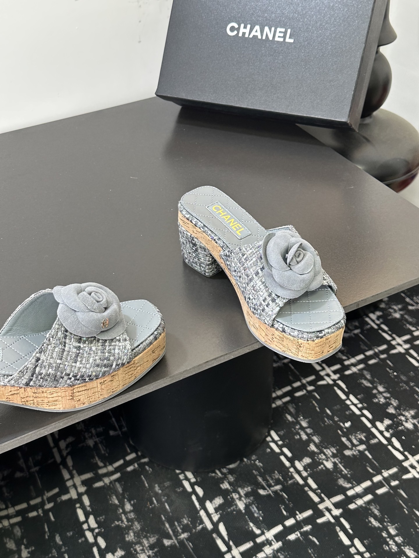 Мюли женские в стиле Chanel с цветком камелии голубого цвета