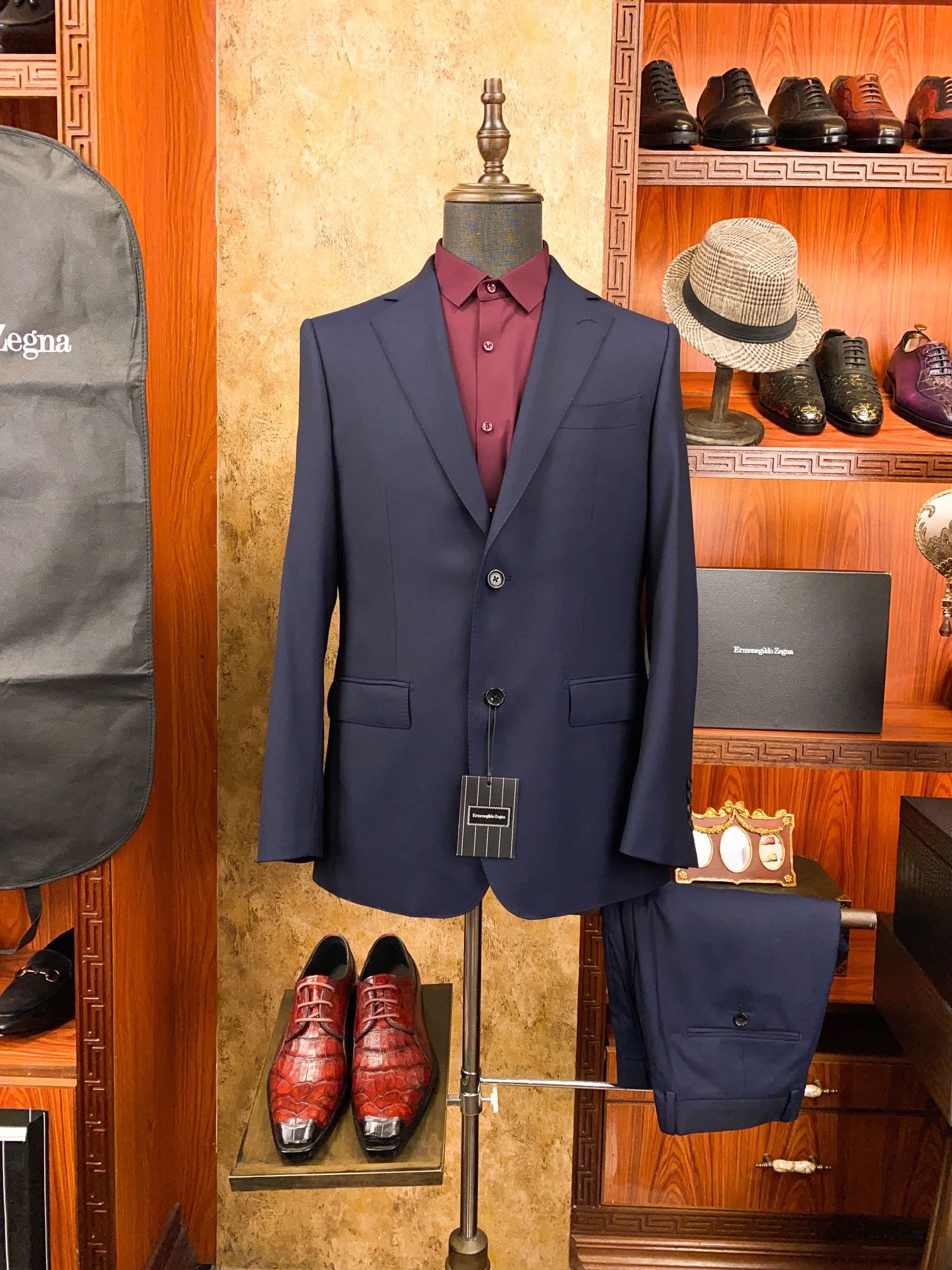 Костюм мужской в стиле Zegna из шерсти тёмно-синего цвета с классическим силуэтом