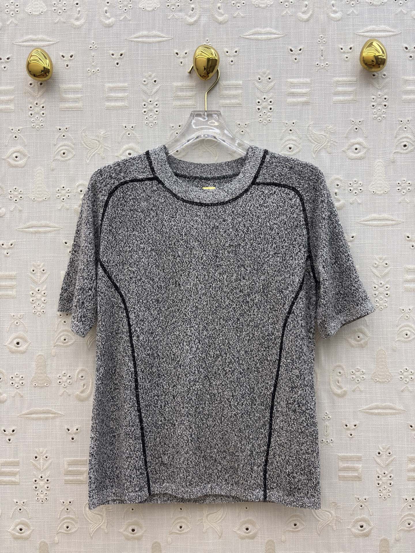 Футболка женская в стиле Schiaparelli серого цвета с контрастной отделкой швов