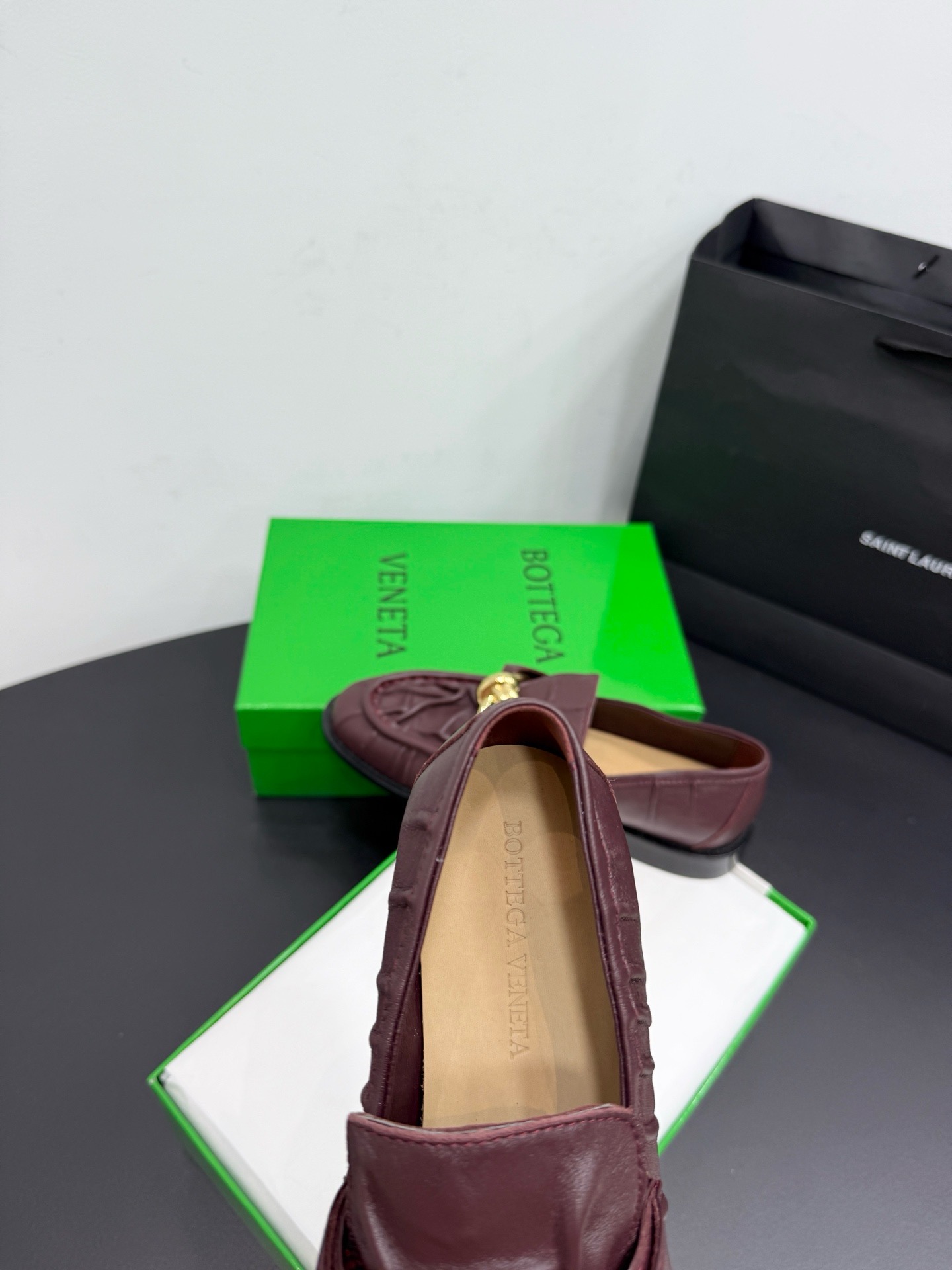 Лоферы женские Bottega Veneta Astaire с металлическим декором бордового цвета