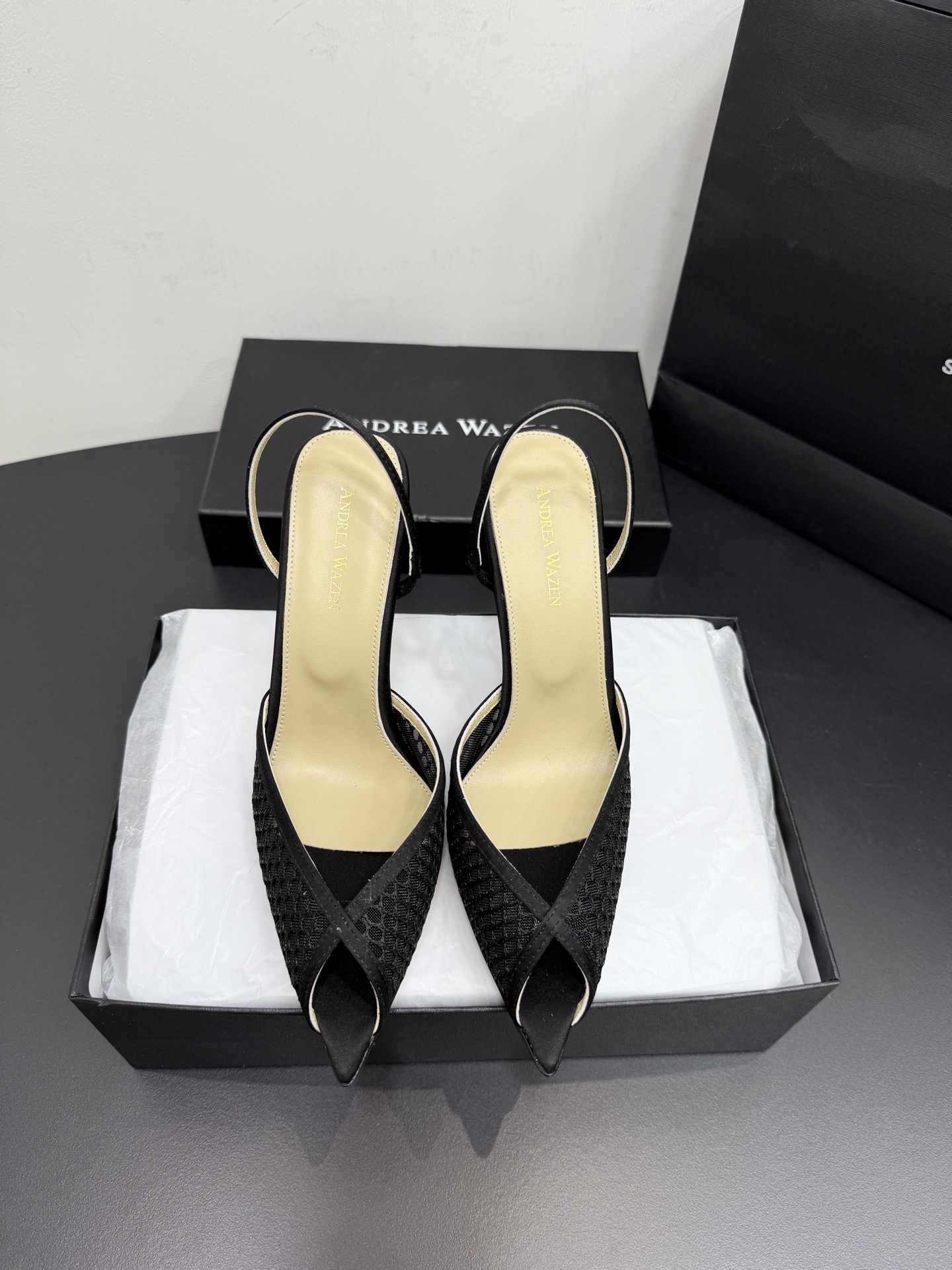 Туфли женские в стиле Andrea Wazen чёрного цвета
