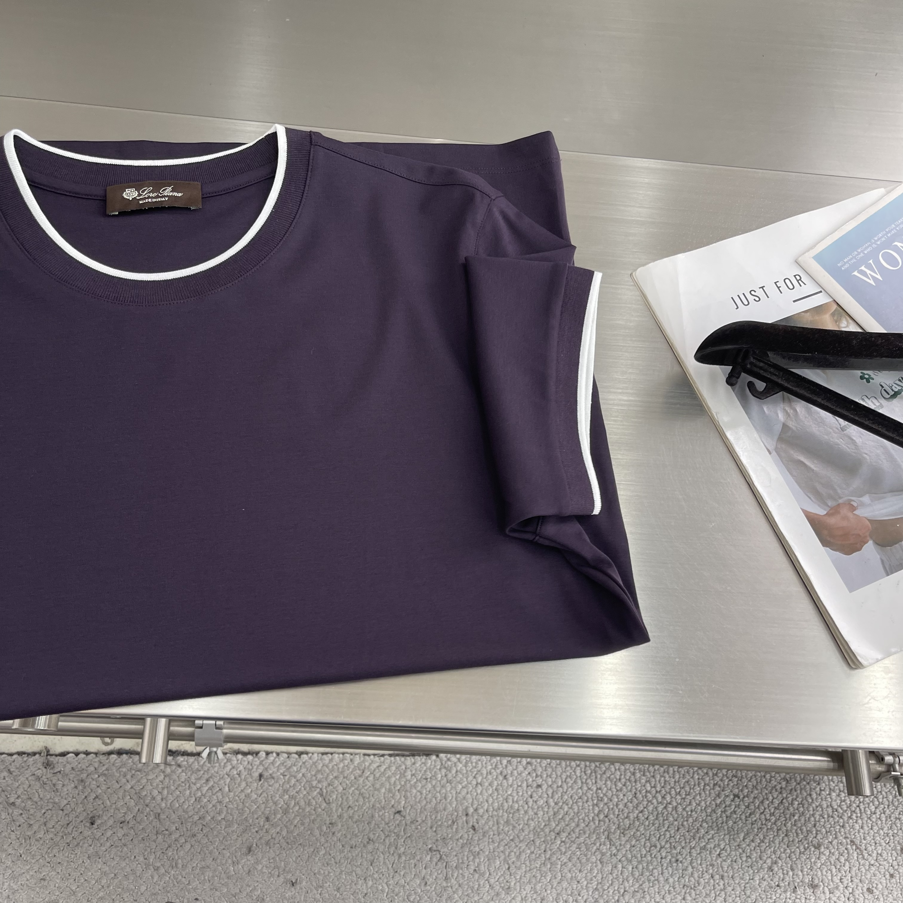 Футболка мужская в стиле Loro Piana из хлопка фиолетового цвета с контрастной отделкой