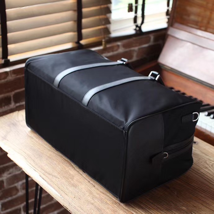 Сумка дорожная унисекс в стиле Prada чёрного цвета с кожаной отделкой Saffiano