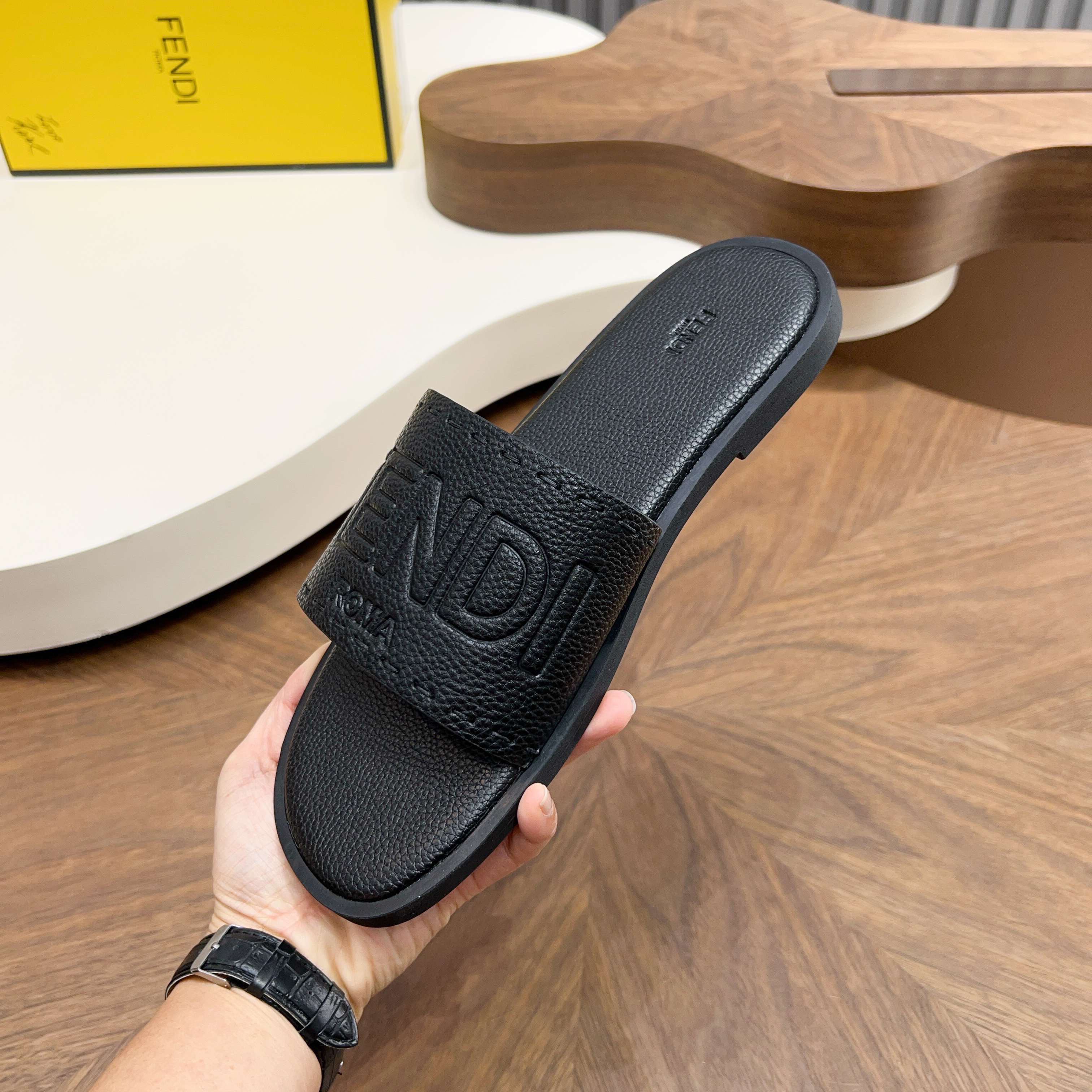 Сандалии мужские в стиле Fendi черного цвета