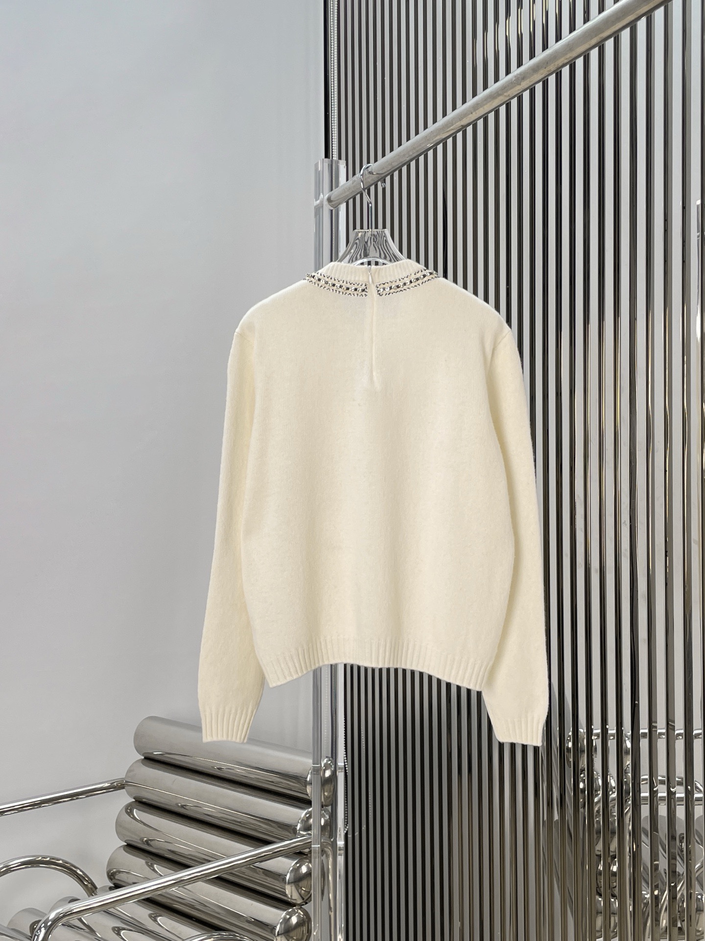 Джемпер женский в стиле Valentino молочного и чёрного цвета с декоративным бантом