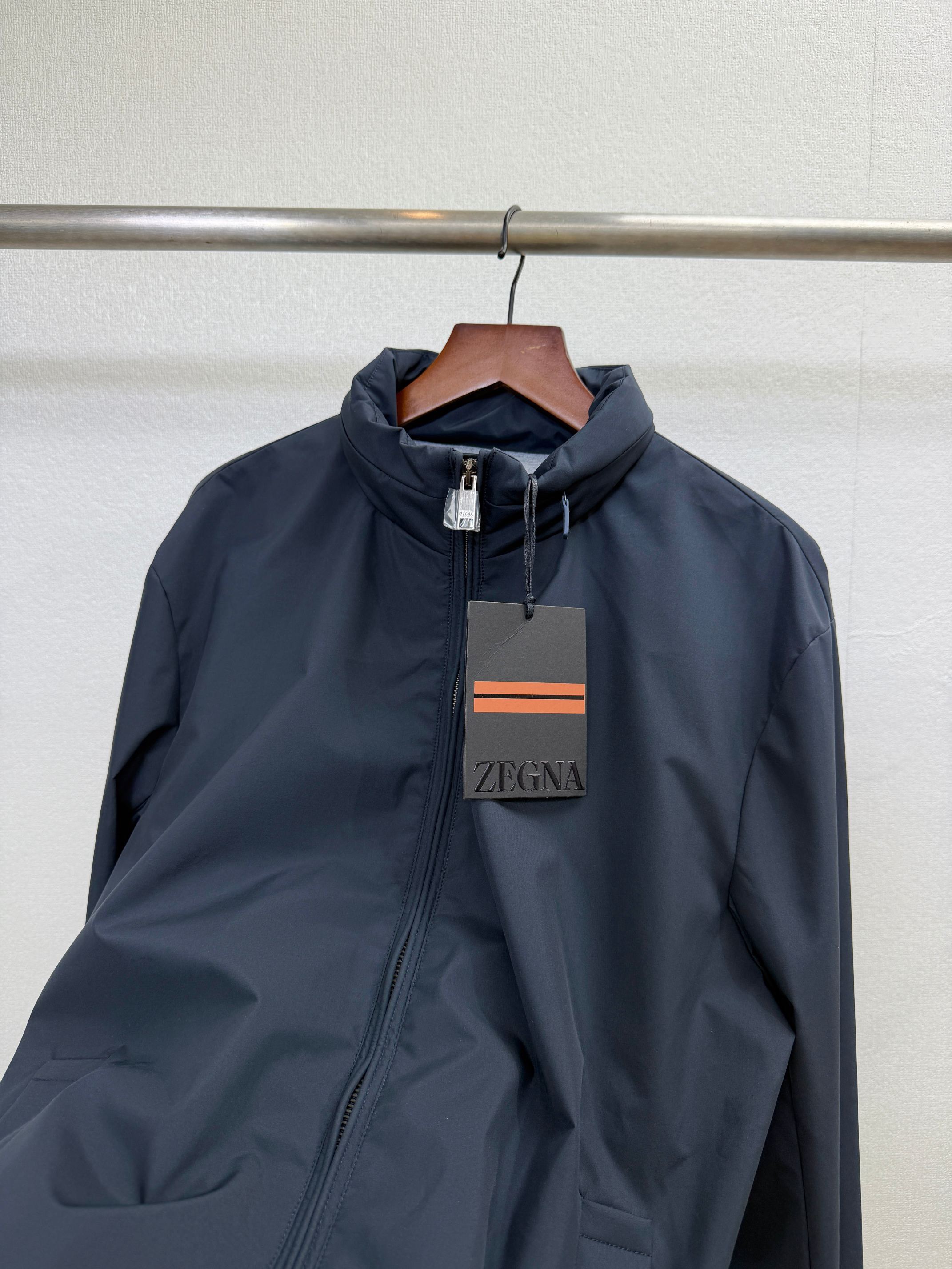 Куртка мужская в стиле Zegna с капюшоном демисезонная черного цвета