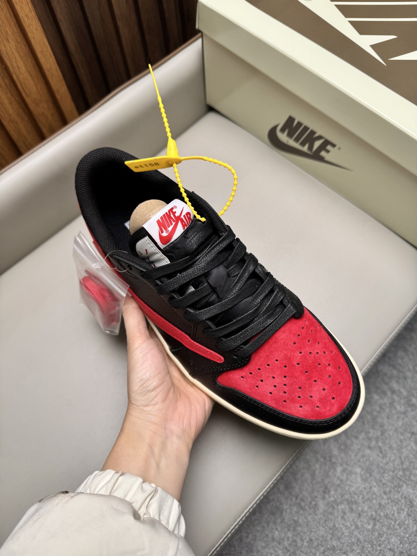 Кроссовки унисекс в стиле Travis Scott x Air Jordan 1 Low чёрно-красного цвета