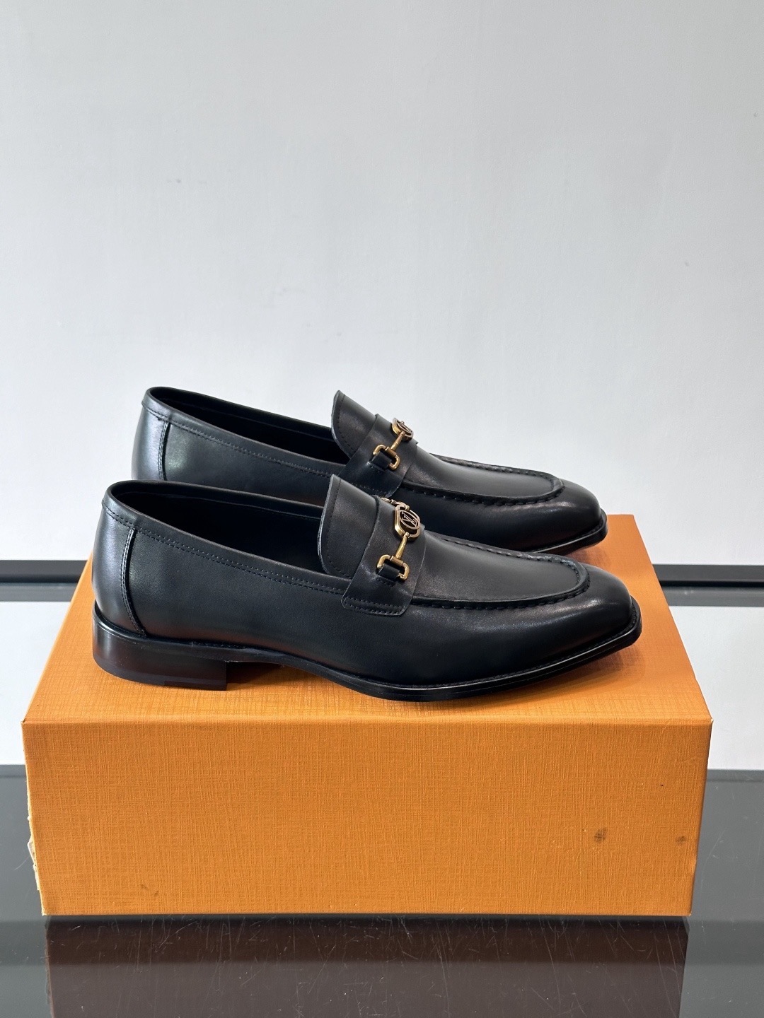 Туфли мужские в стиле Louis Vuitton чёрного цвета с металлической цепочкой