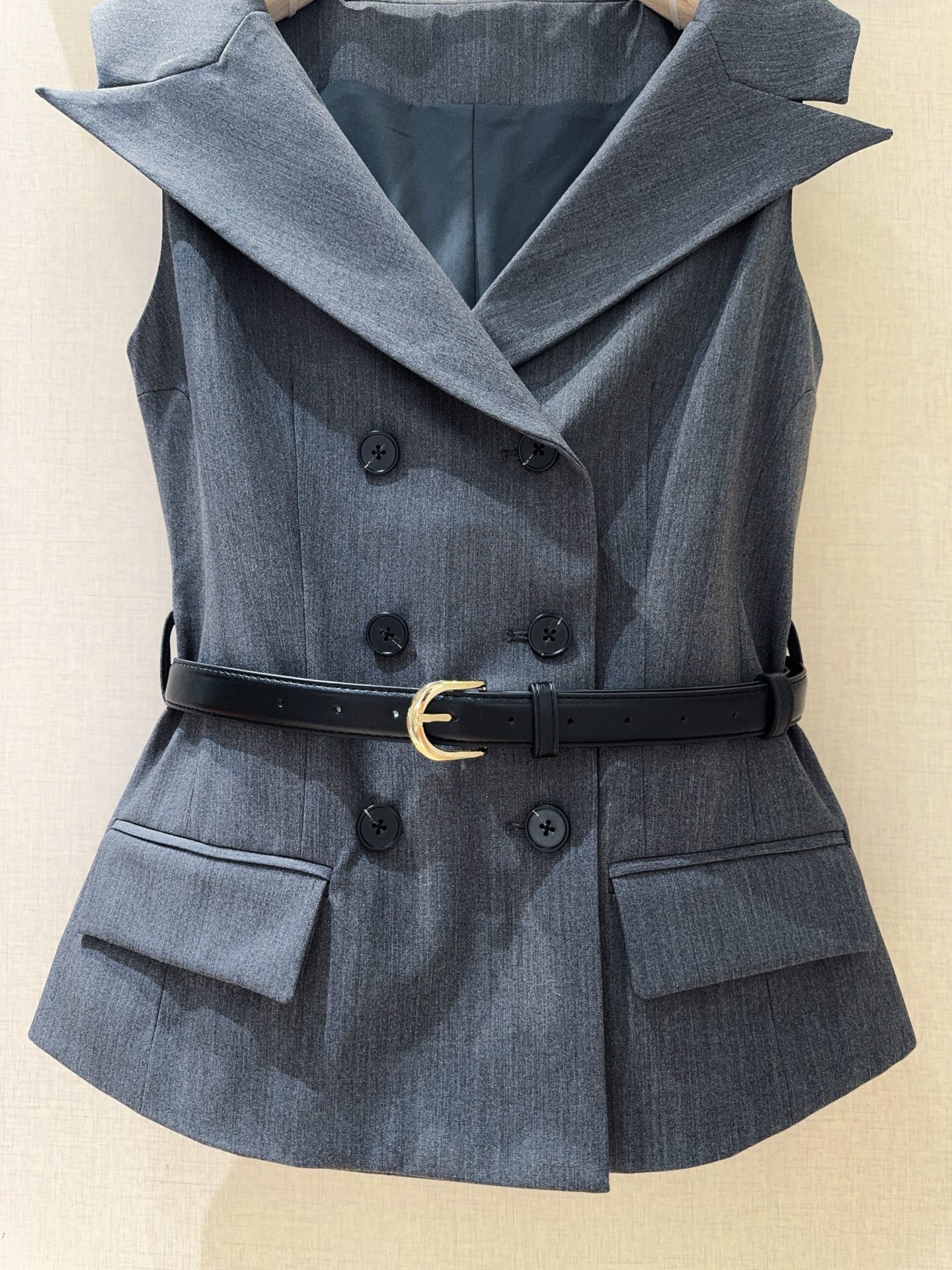 Жилет женский в стиле Self-Portrait  серого цвета двубортный с поясом